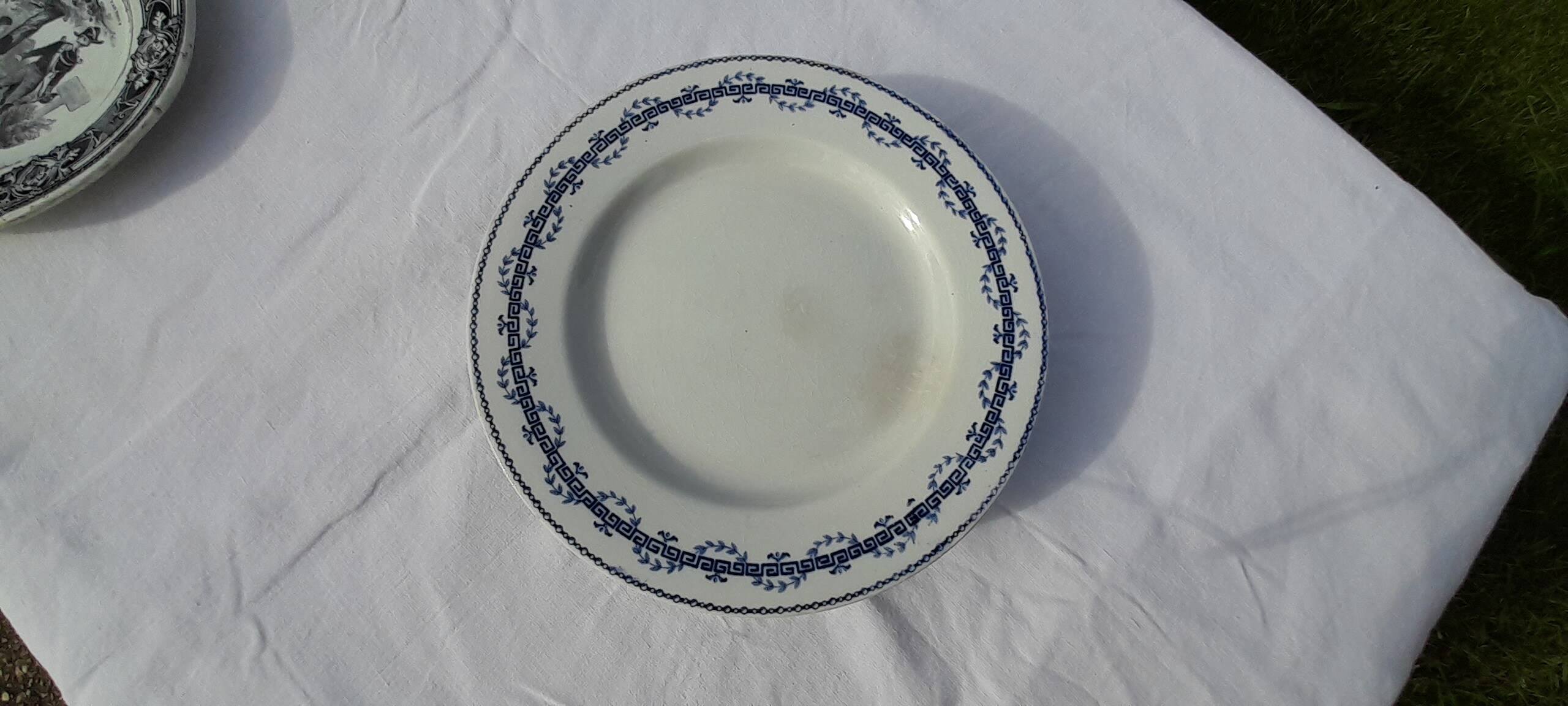 Dish on pedestal in opaque Gien porcelain, Austerlitz model Terre de fer, diam. 23 cm