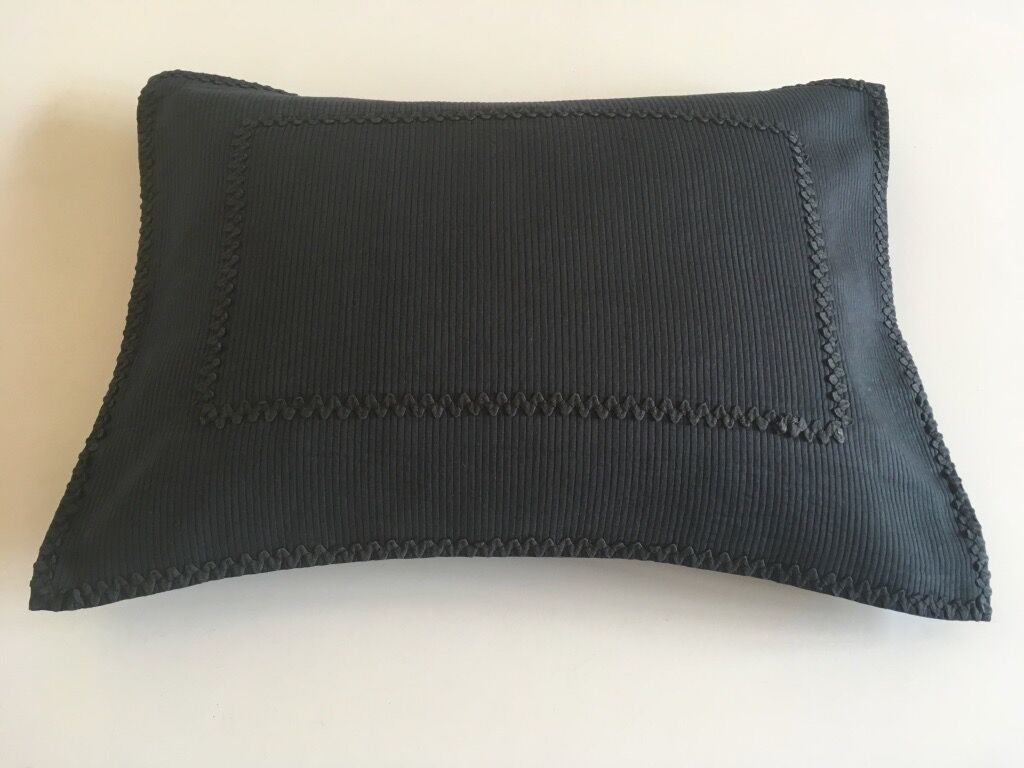 Housse de coussin 60s en piqué de coton bordée de croquet