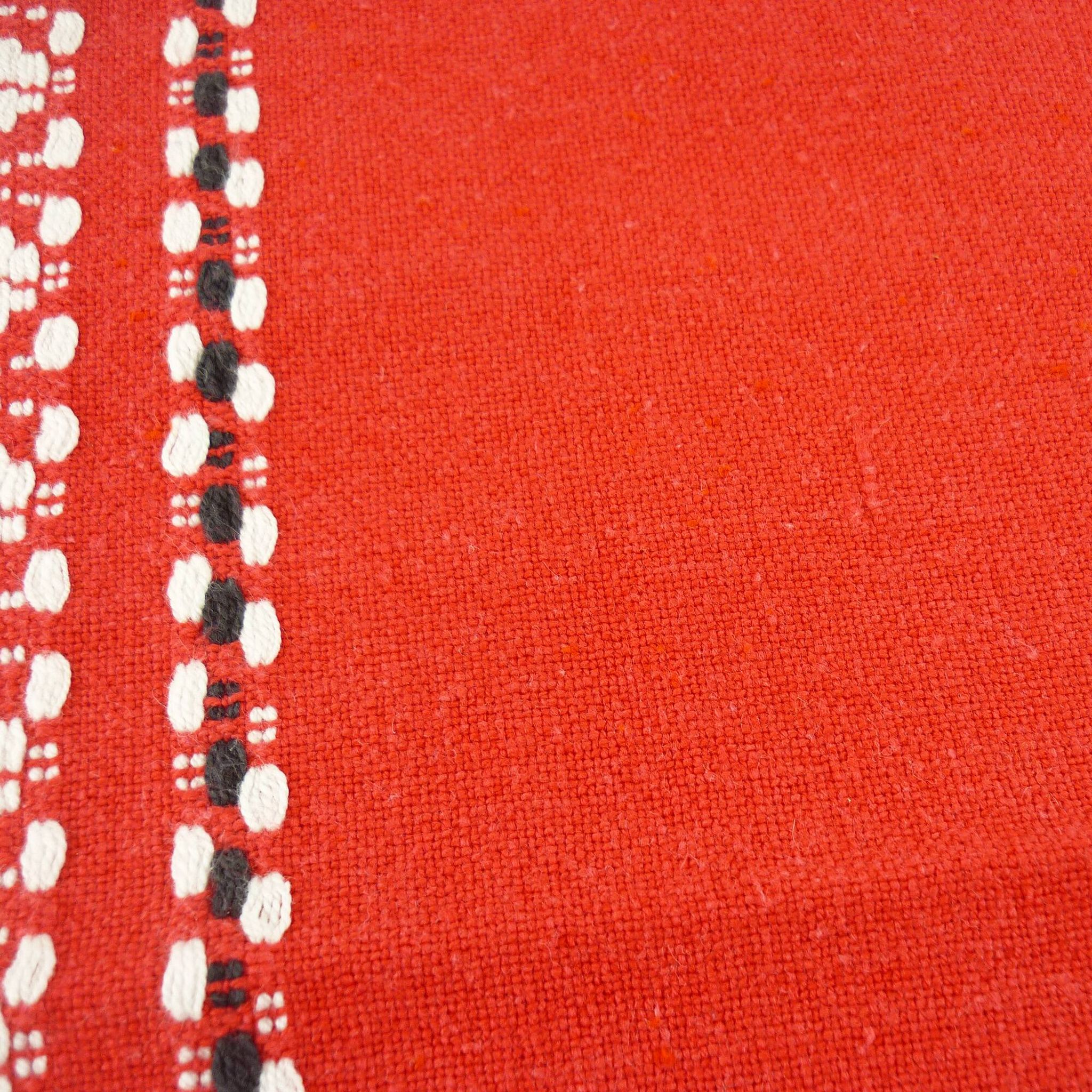 11 serviettes de table en  coton rouge - motifs brodés style basque