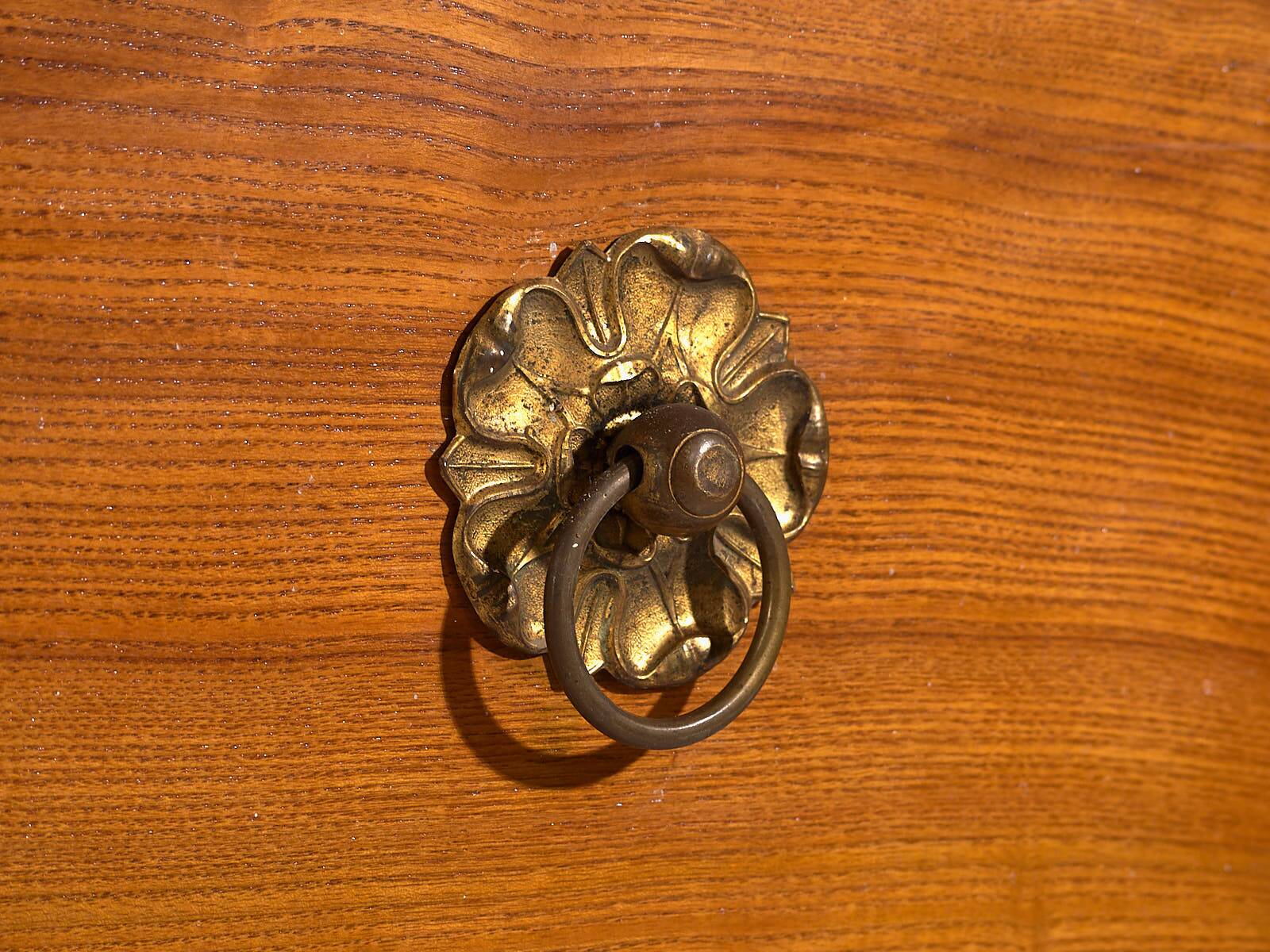 Ancienne commode Biedermeier avec ferrures en forme de fleurs (vers 1850)