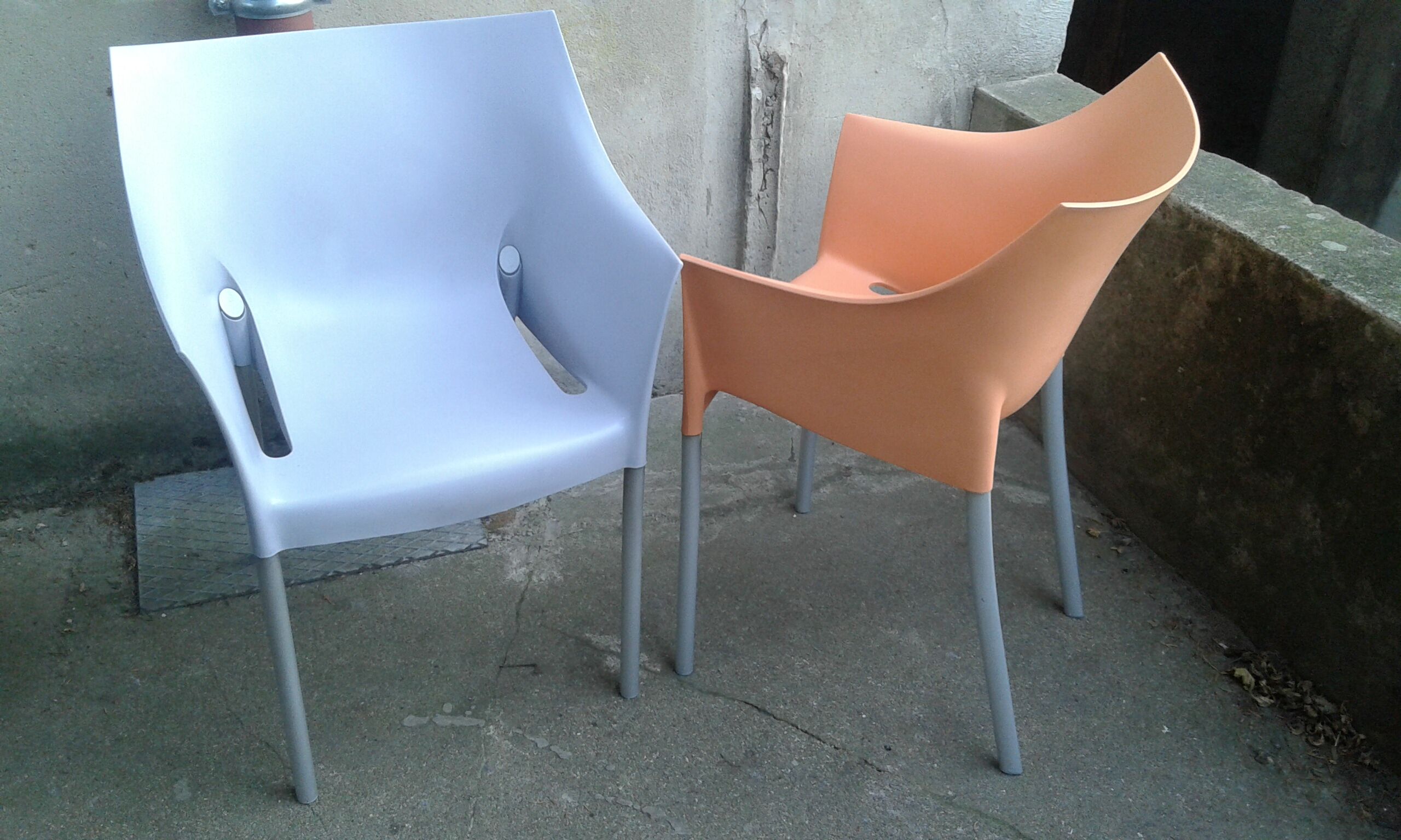 Duo de fauteuils Dr no par Starck