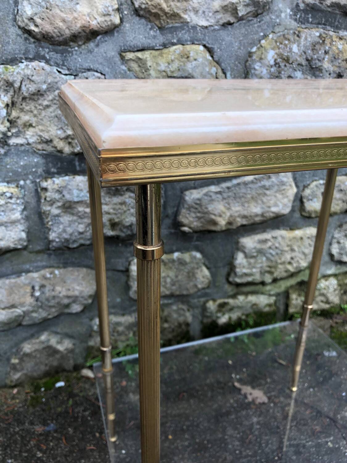 Pedestal side table in gold metal and marble