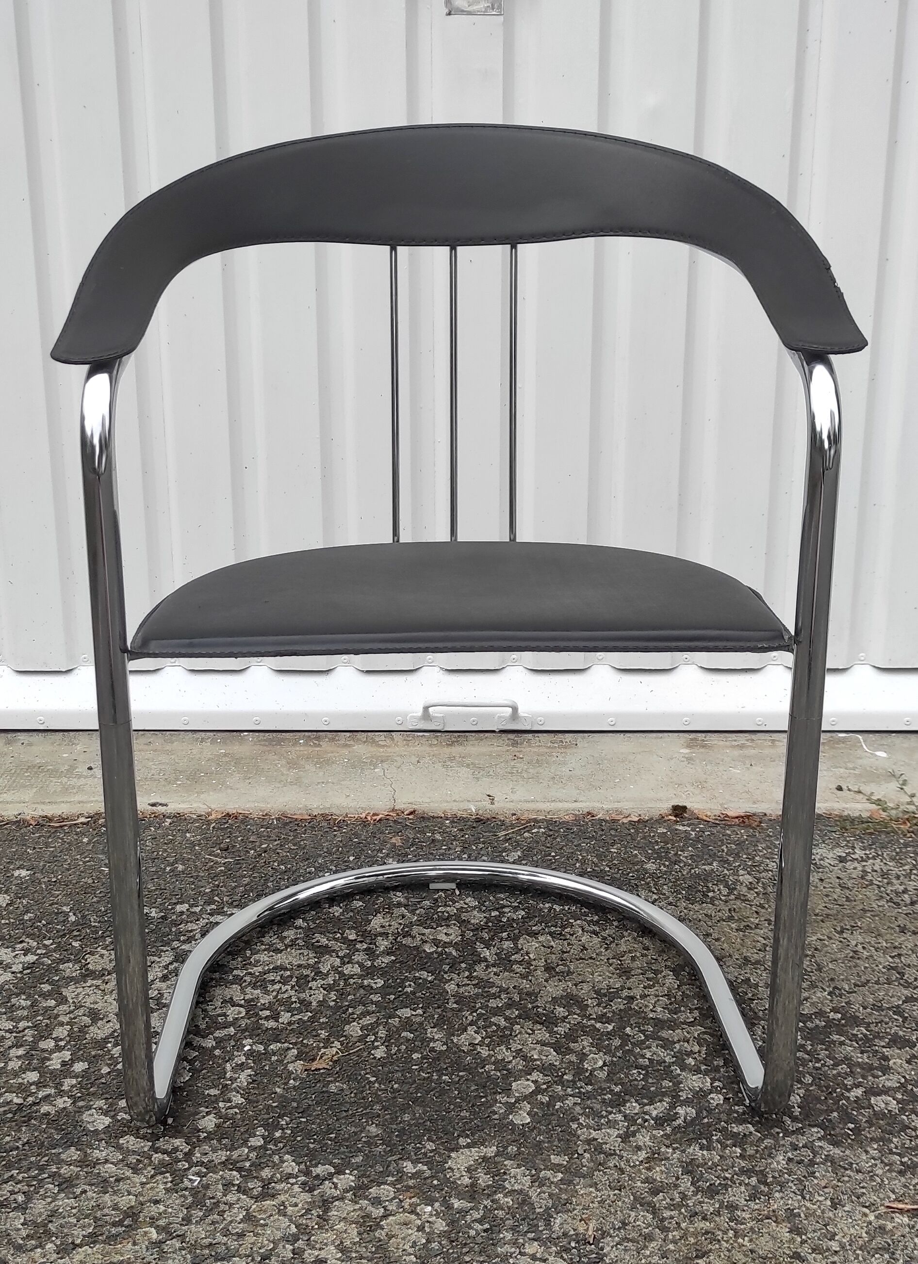 Chrome metal chair and Bauhaus style leather – 70s/80s