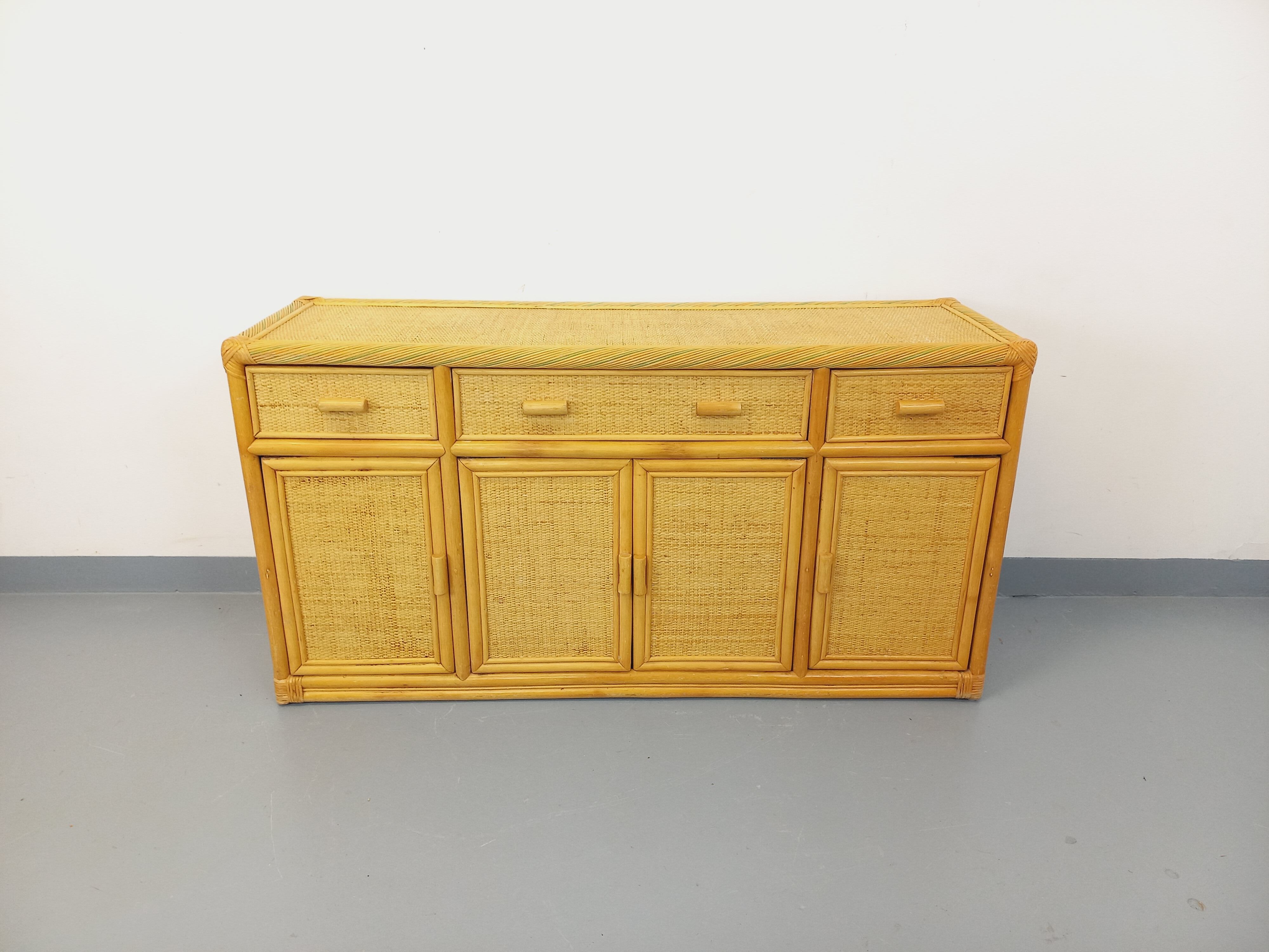 Vintage storage unit in rattan and woven rattan from the 1970s.