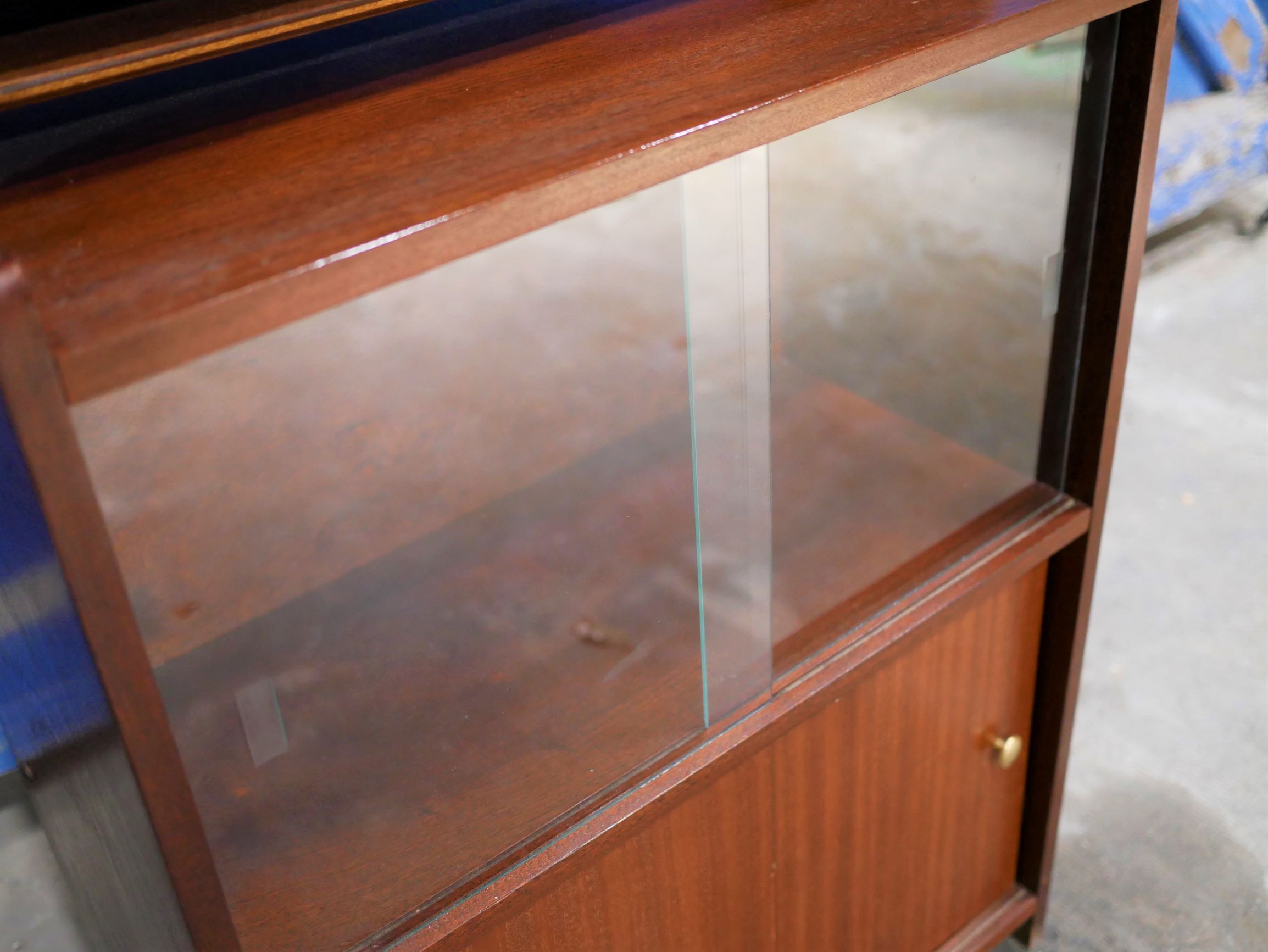 Vintage showcase library