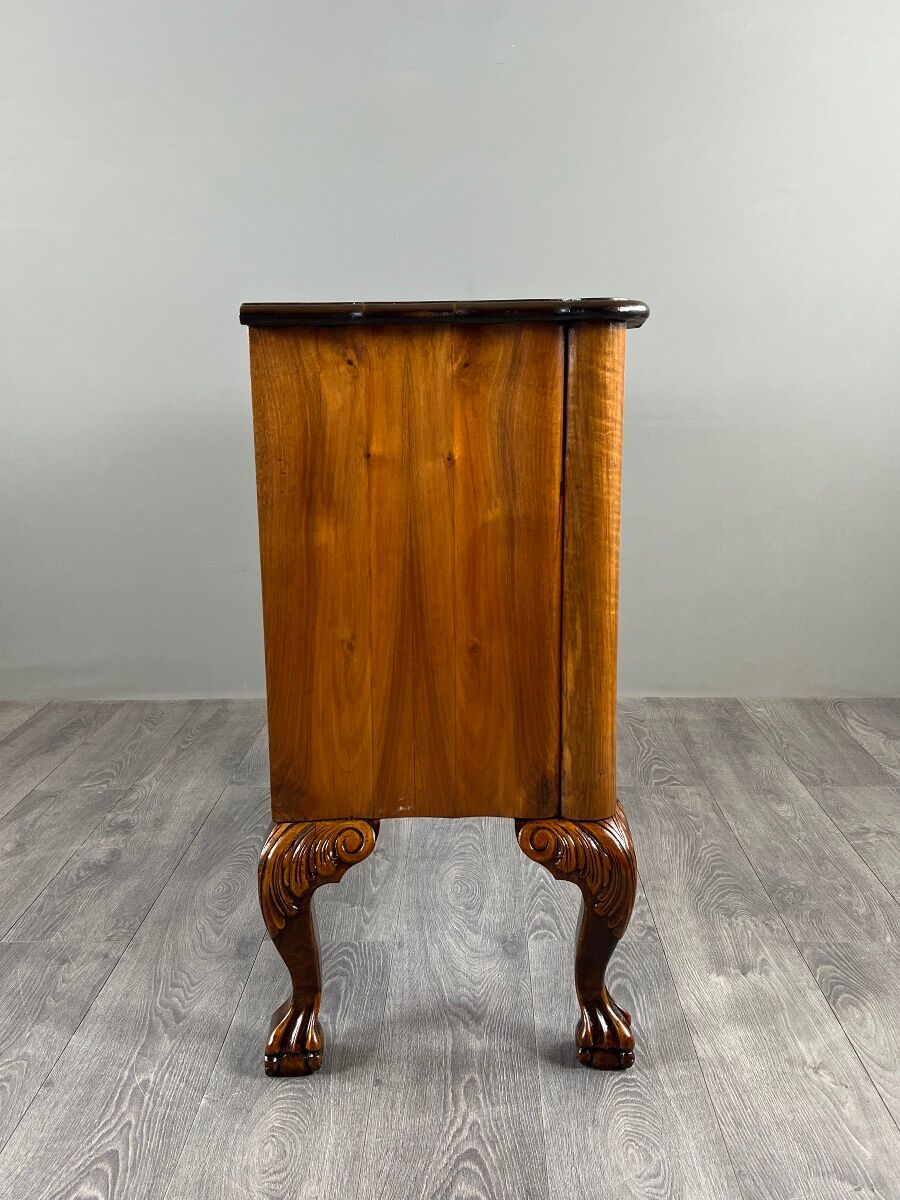 Commode de style Louis XV en placage de loupe de noyer, XXe siècle