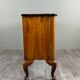 Commode de style Louis XV en placage de loupe de noyer, XXe siècle