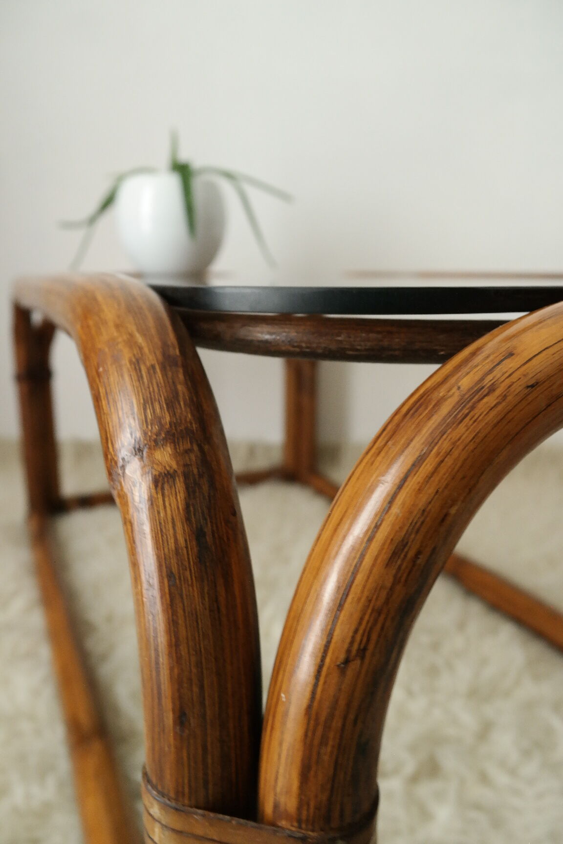 Table basse en bambou et verre fumé vintage