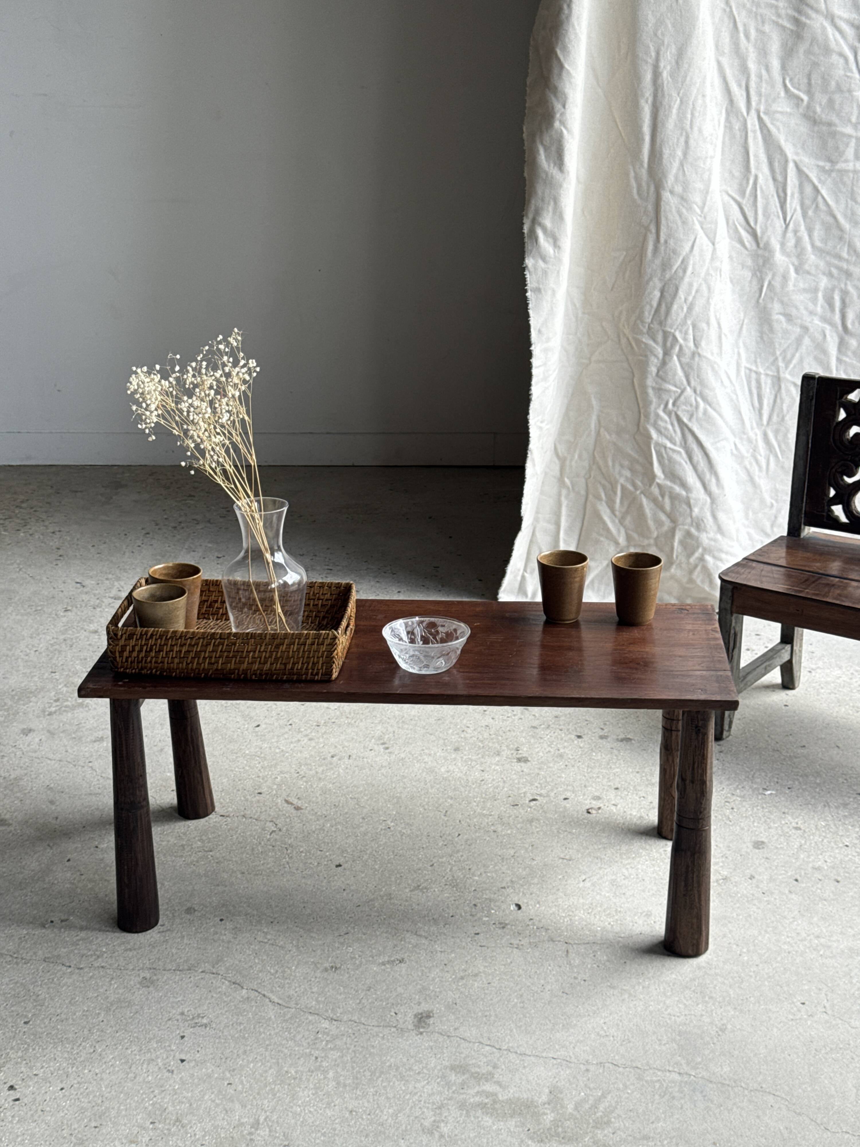 Table basse en teck brun de seconde main indonésienne pieds coniques H37 L8
