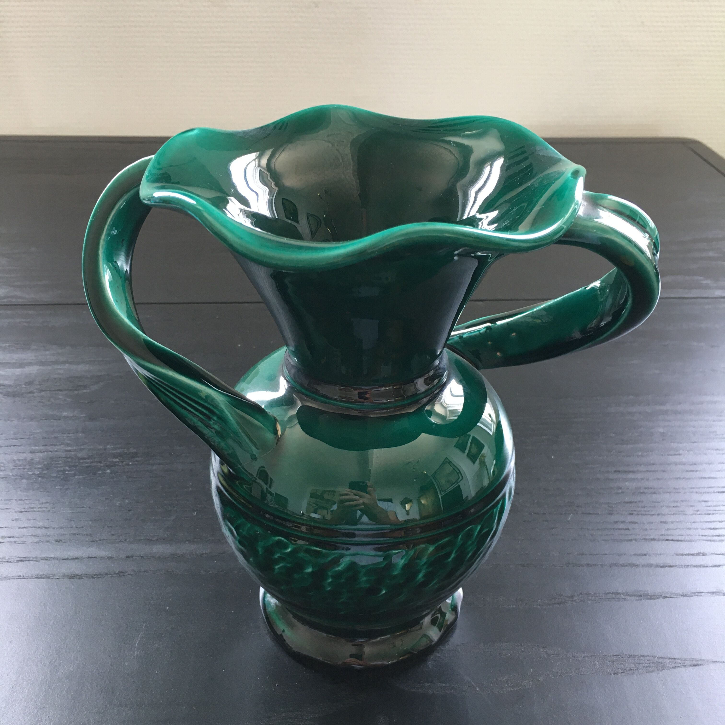 Emerald vase with two handles