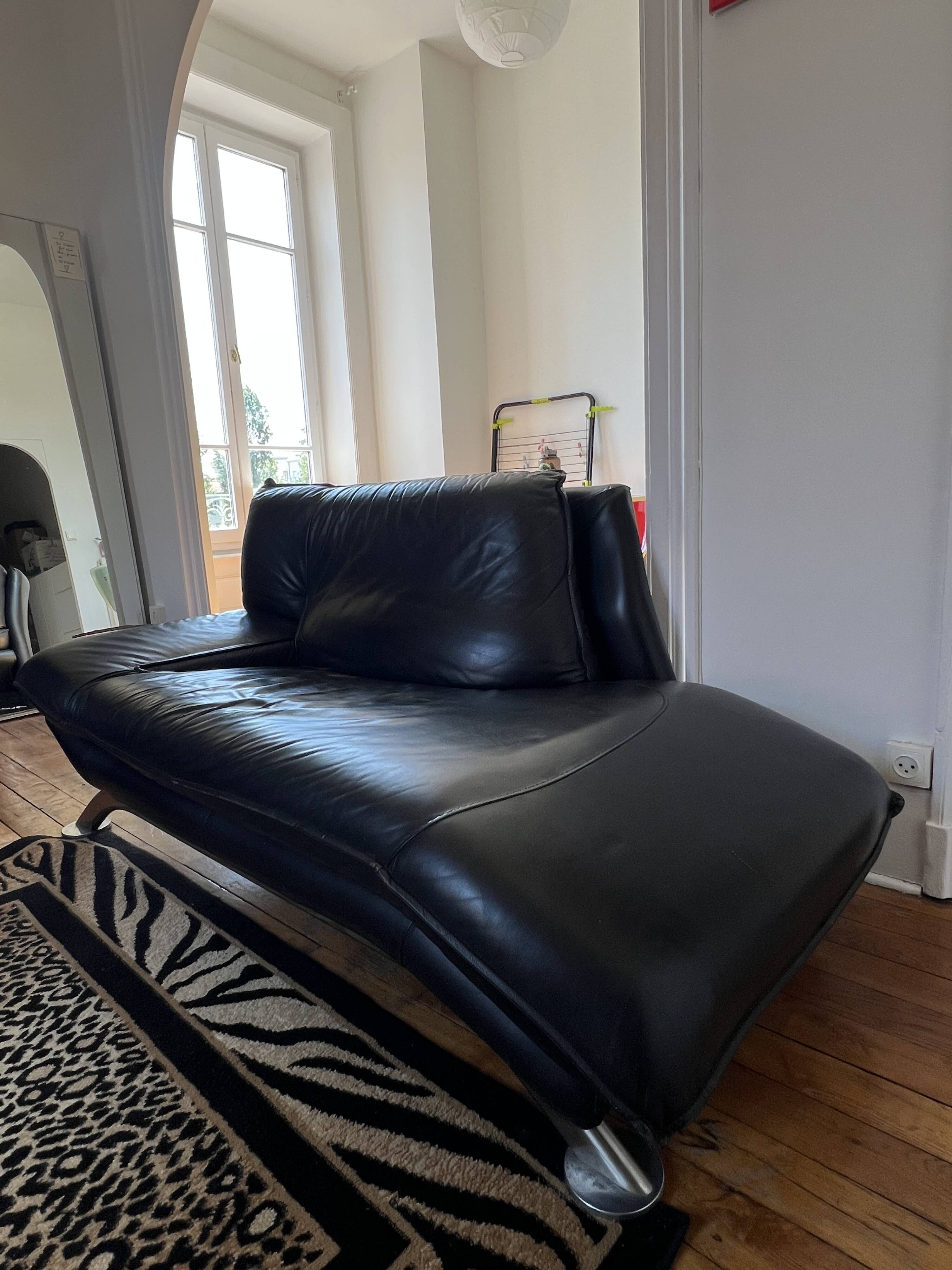 Sleeper/Daybed design in black leather Nicoletti Home