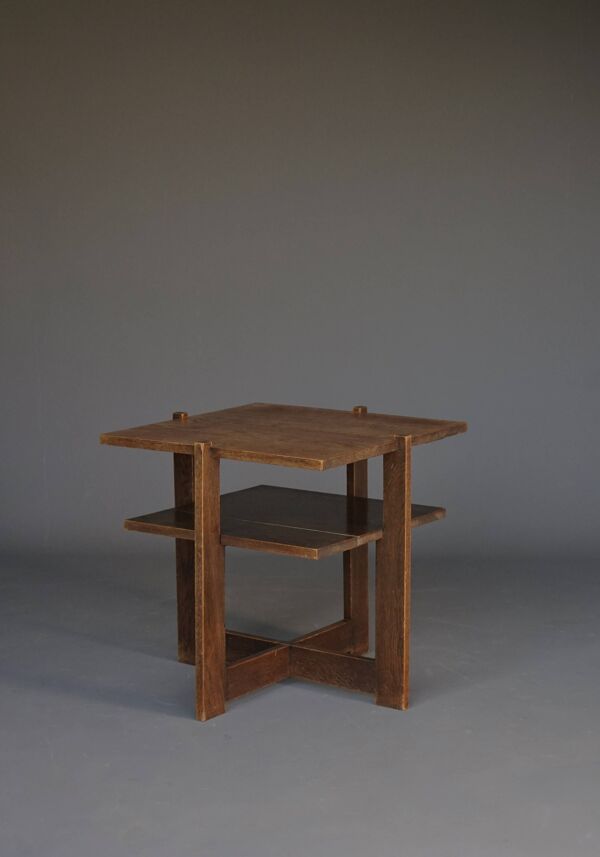 Table d'appoint en chêne de l'école moderniste néerlandaise de La Haye. Années 1930