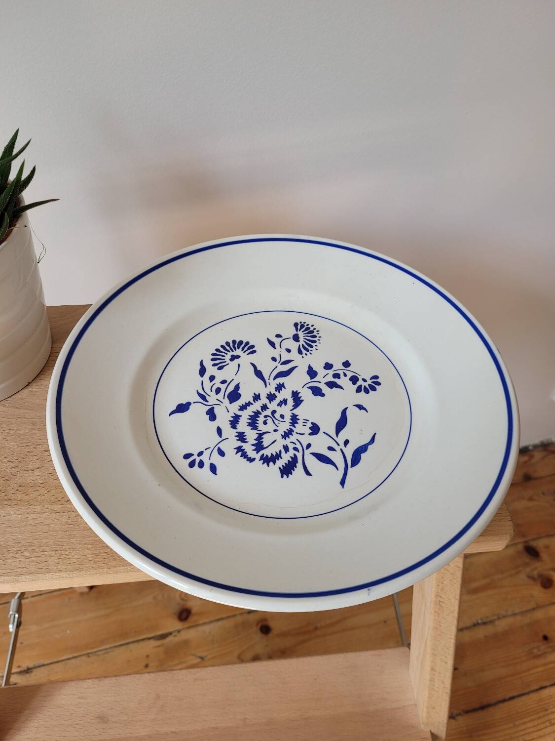 Large flat presentation plate Oeillet by K&G Luneville