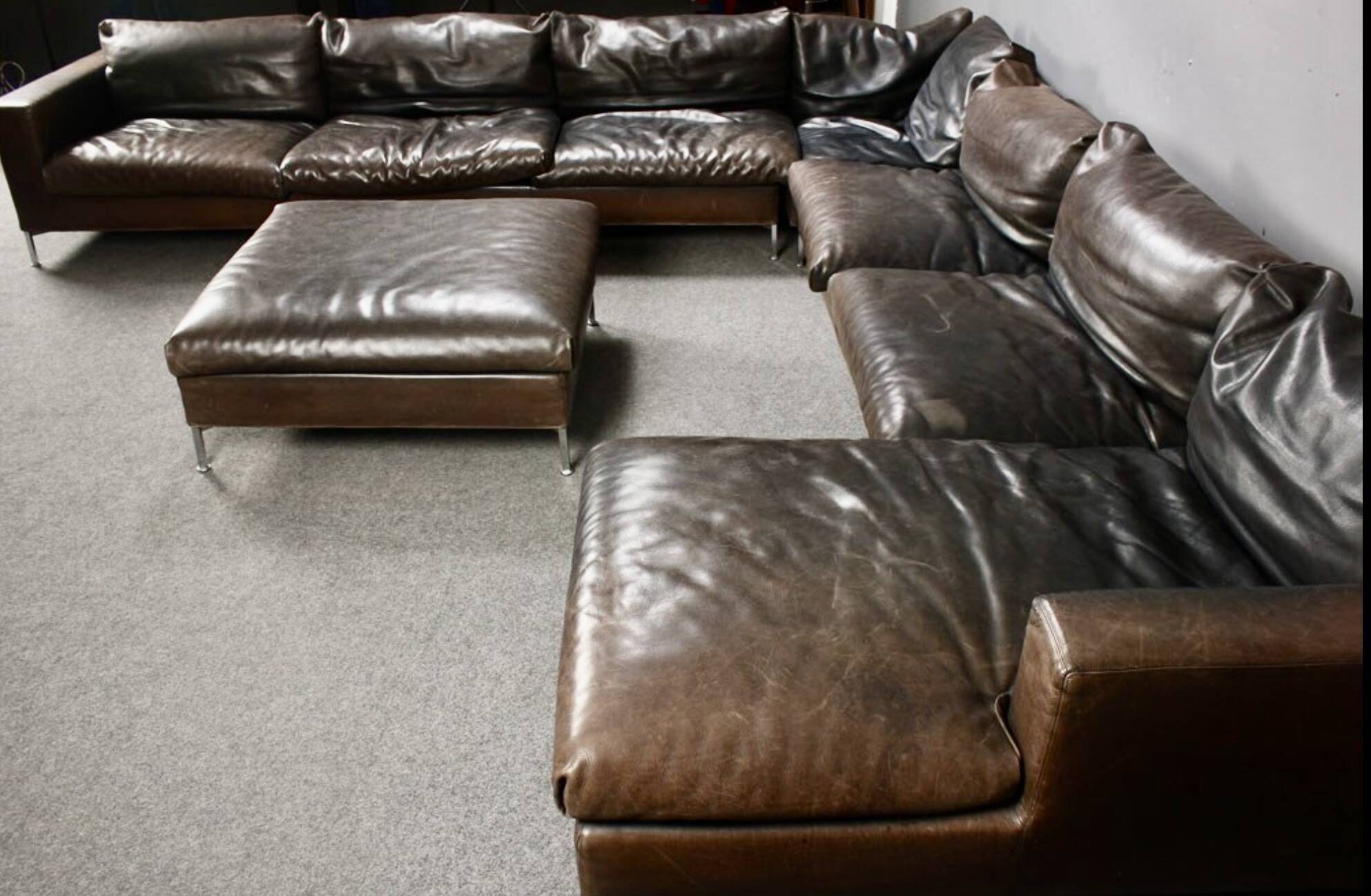GIGANTESQUE CANAPÉ MODULABLE CUIR 12 PLACES.