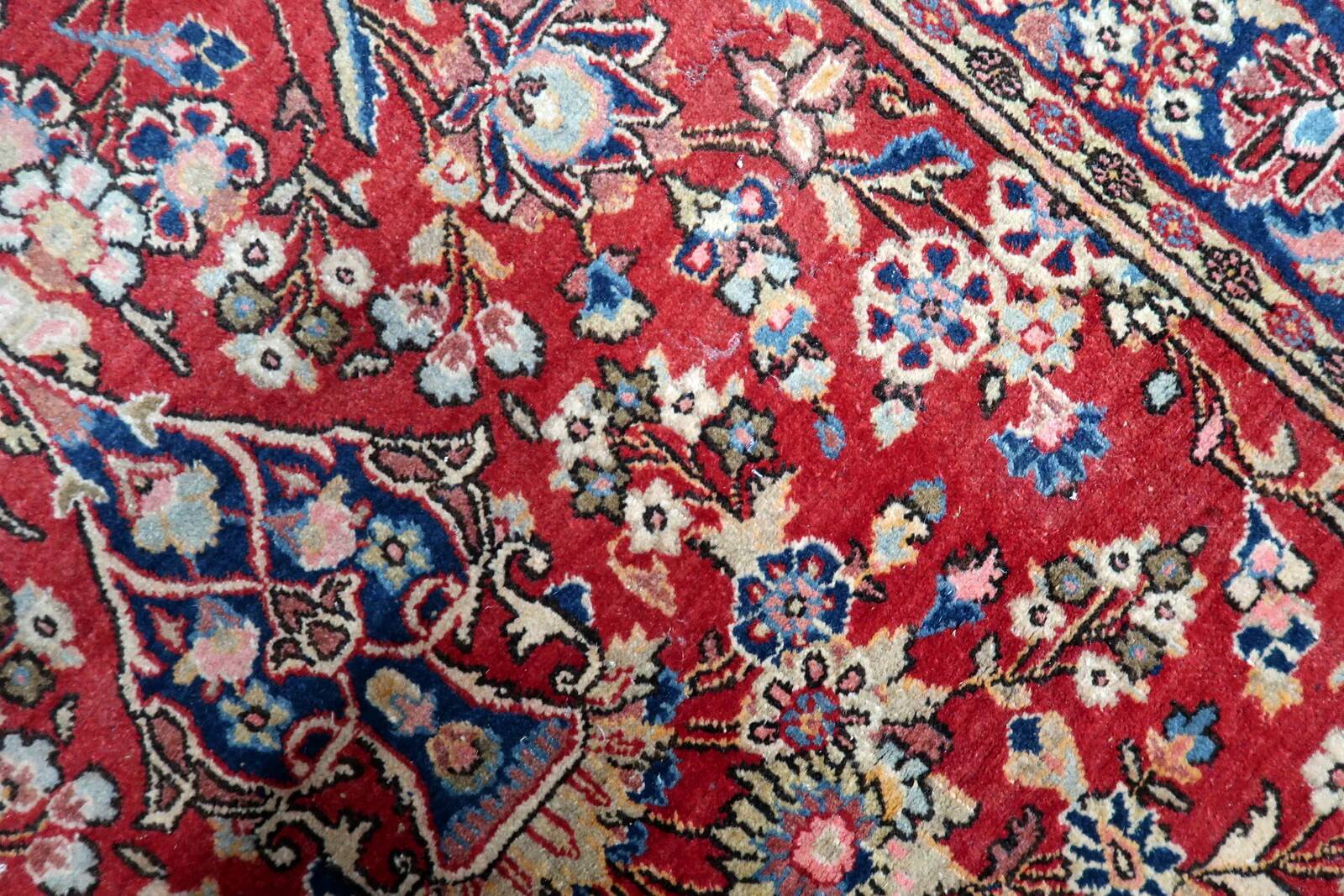 Handmade antique Persian Kashan rug 136cm x 201cm, 1910s