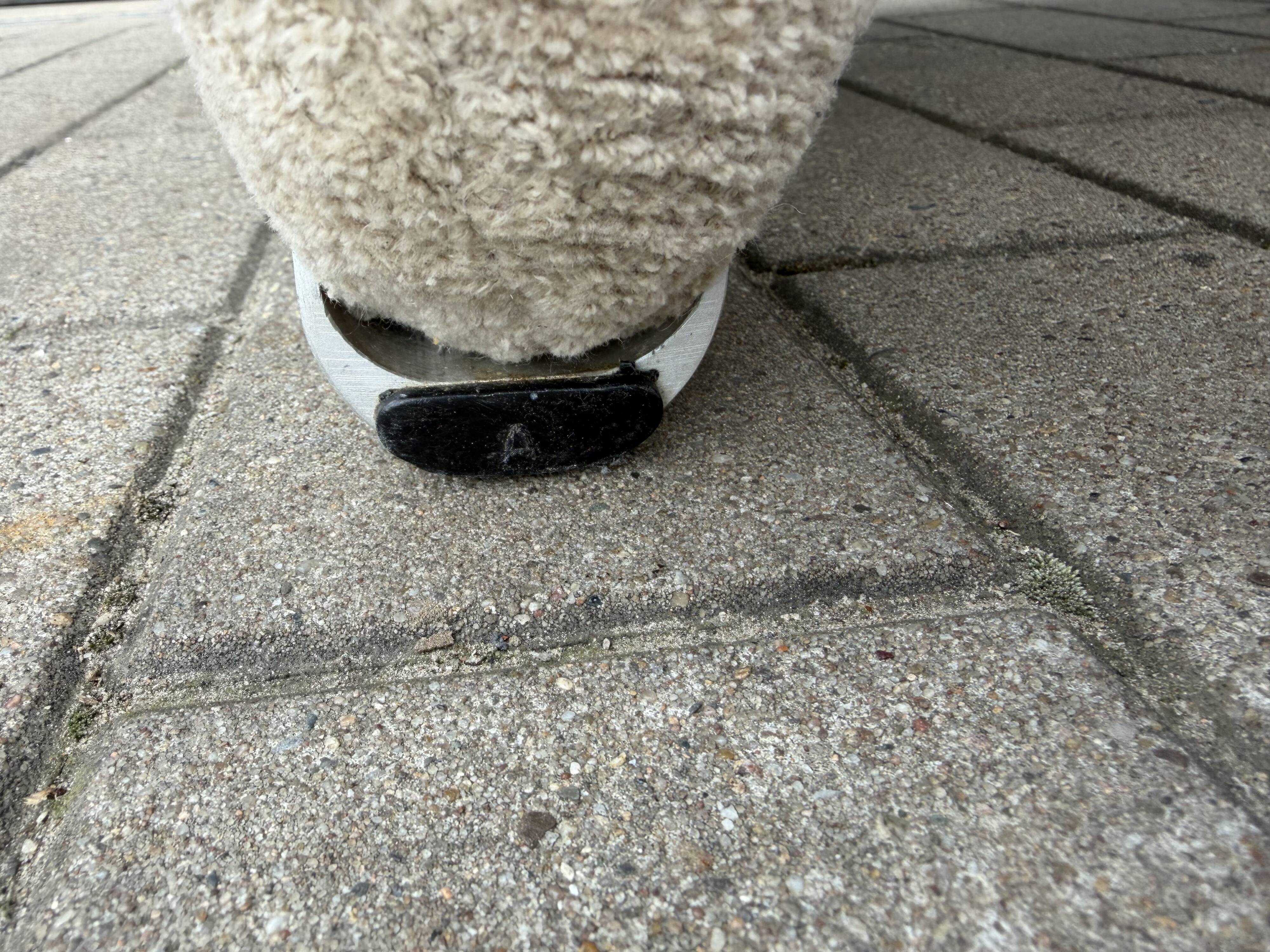 2x Artifort Groovy F598 Pierre Paulin, Pierre Frey: Chenille Igor (Sable)