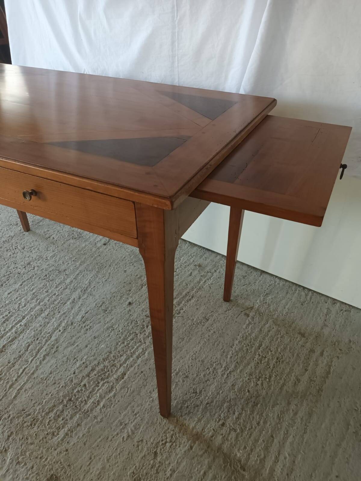 Bureau style Louis XVI en bois exotique