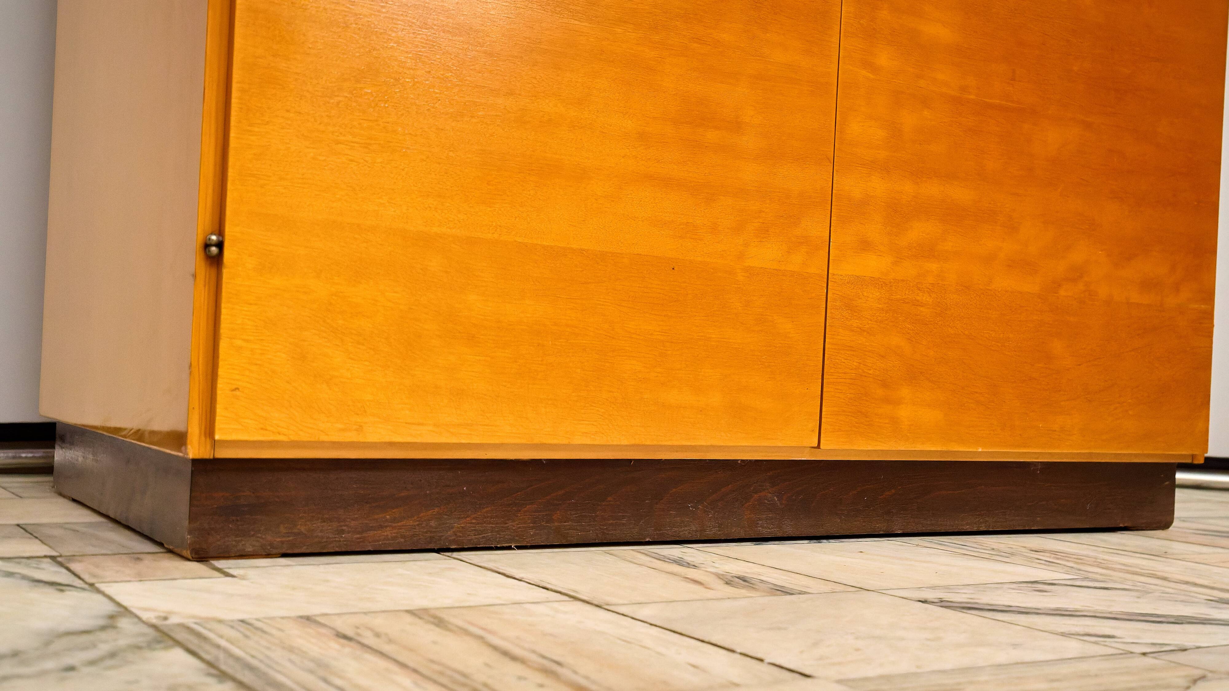 Armoire à deux portes conçue par Mojmír Požár, Tchécoslovaquie, années 1960.