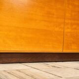 Armoire à deux portes conçue par Mojmír Požár, Tchécoslovaquie, années 1960.