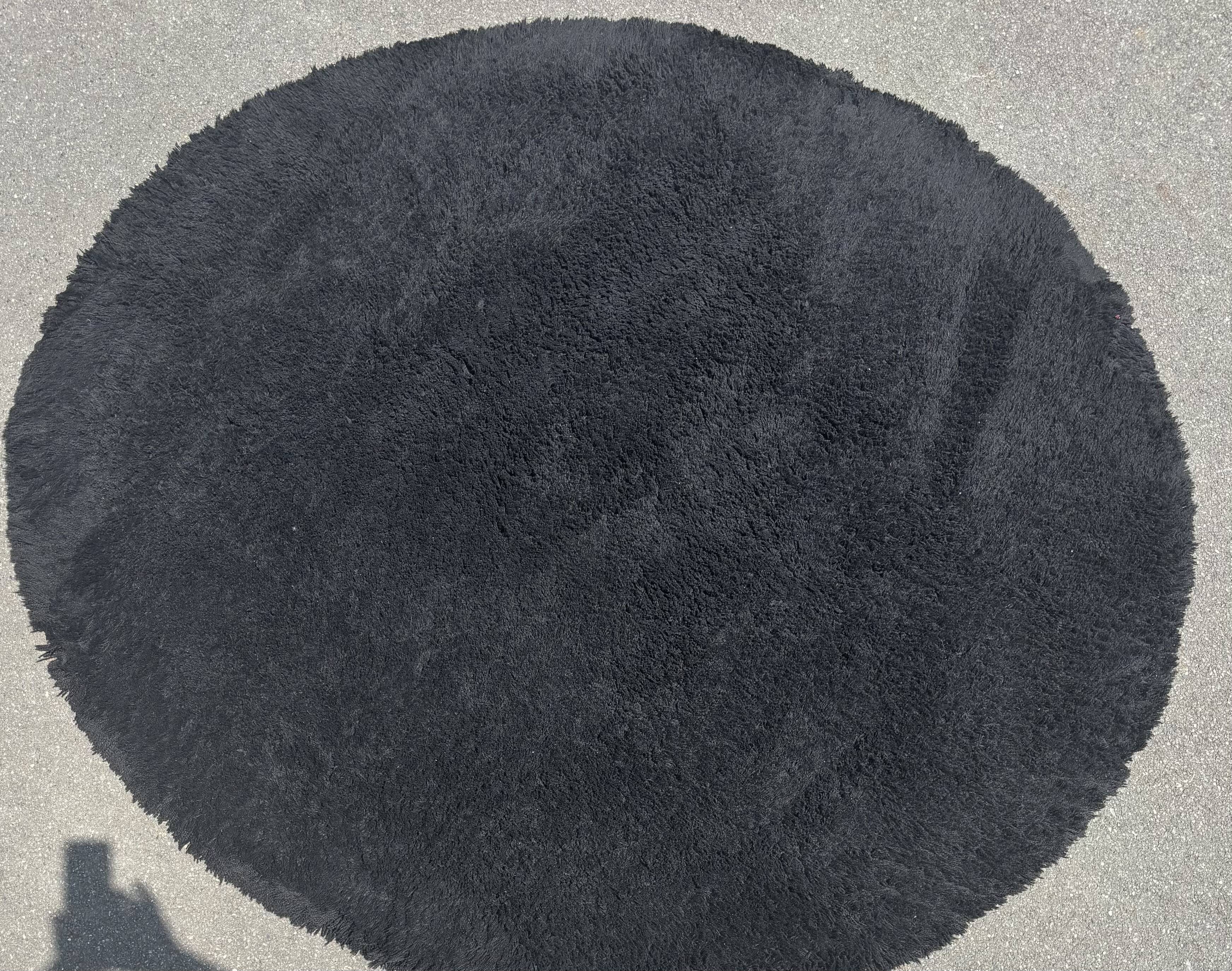 Tisca black round rug with a diameter of 2m.