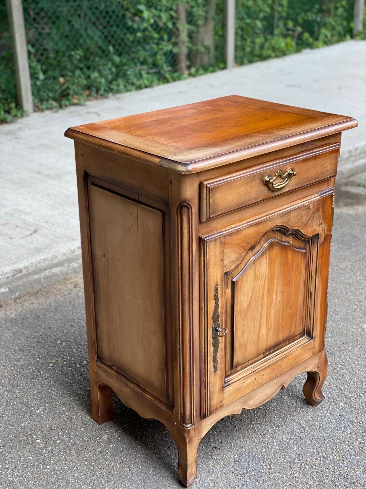 Commode vintage en bois massif chêne Louis XV du 19ème