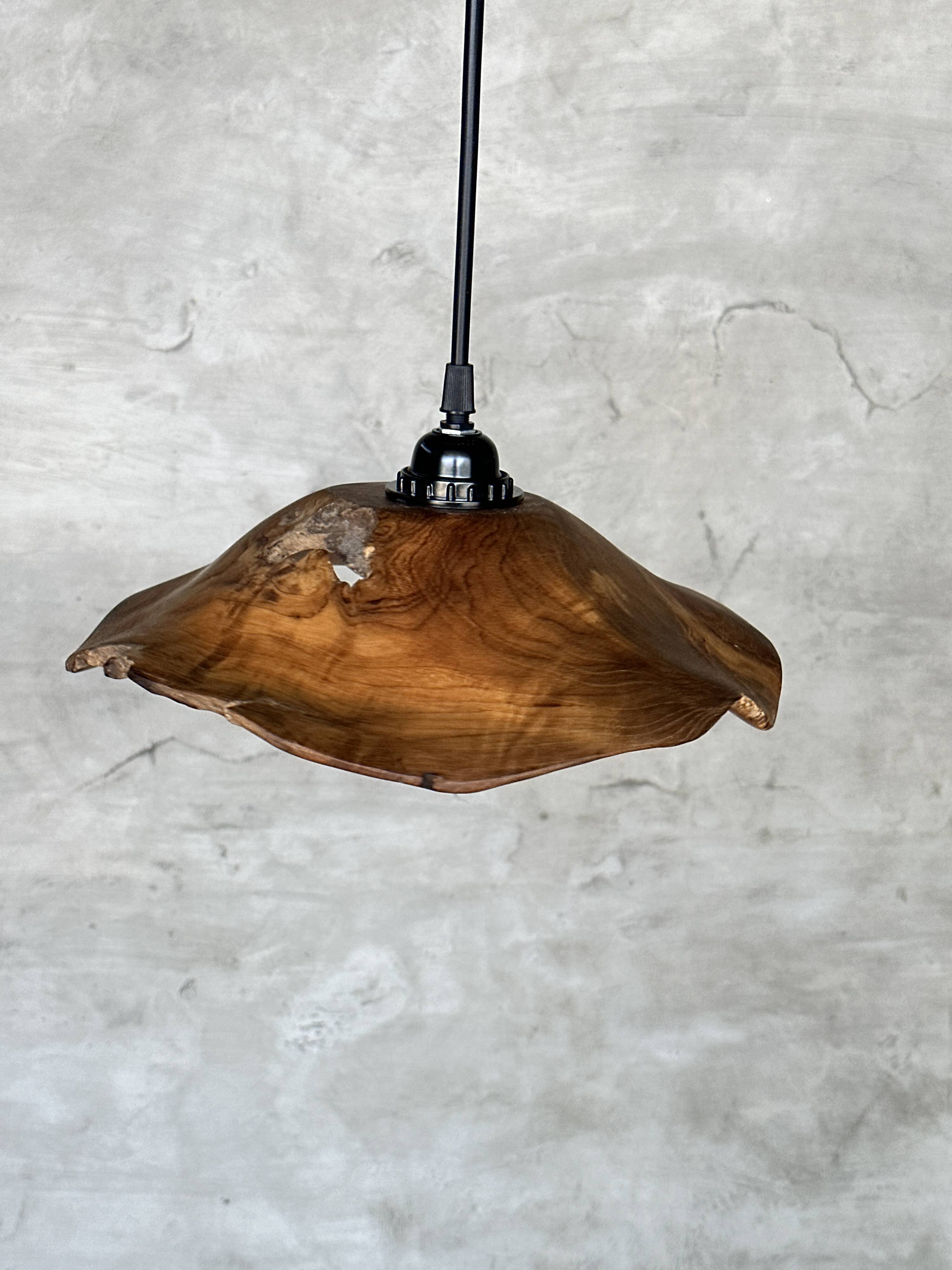 Small pendant light in corrugated teak leaf (Small D:30 H:20)