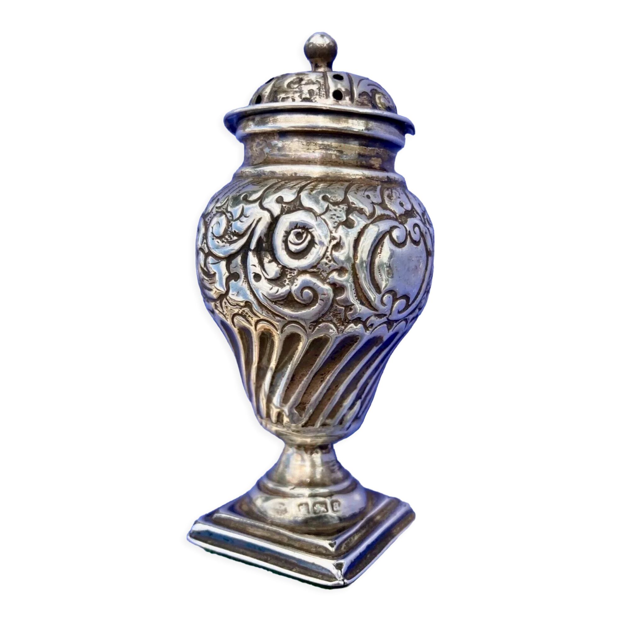 Pepper or salt shaker in sterling silver - English hallmark