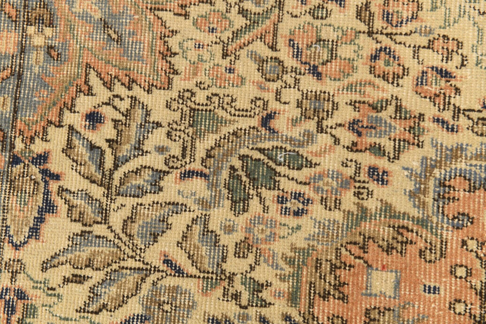 Vintage Turkish rug in red and beige with floral medallion, 199 × 288 cm