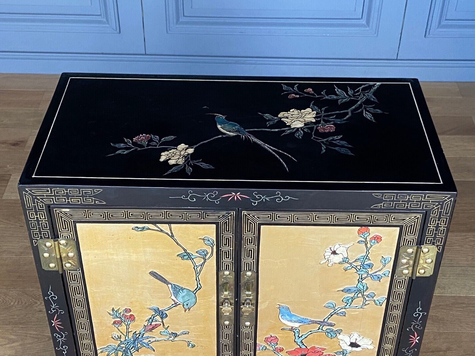 Lacquer furniture china 1960 two doors decor birds and floral black background