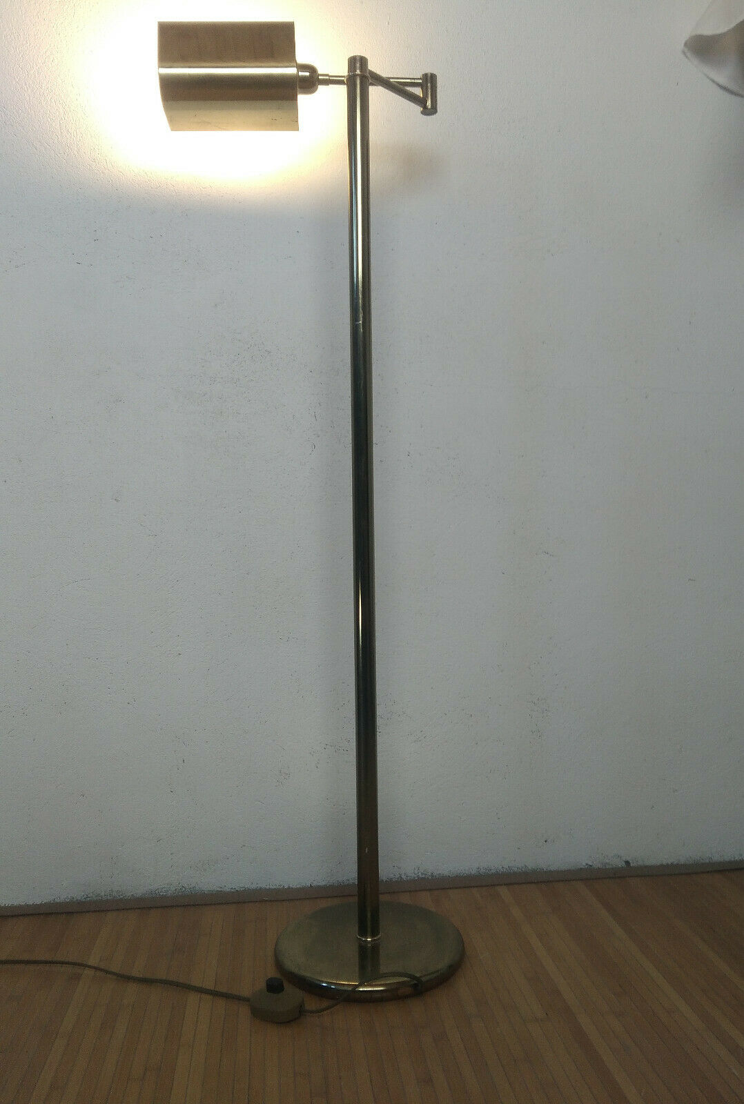 Articulated brass lamppost