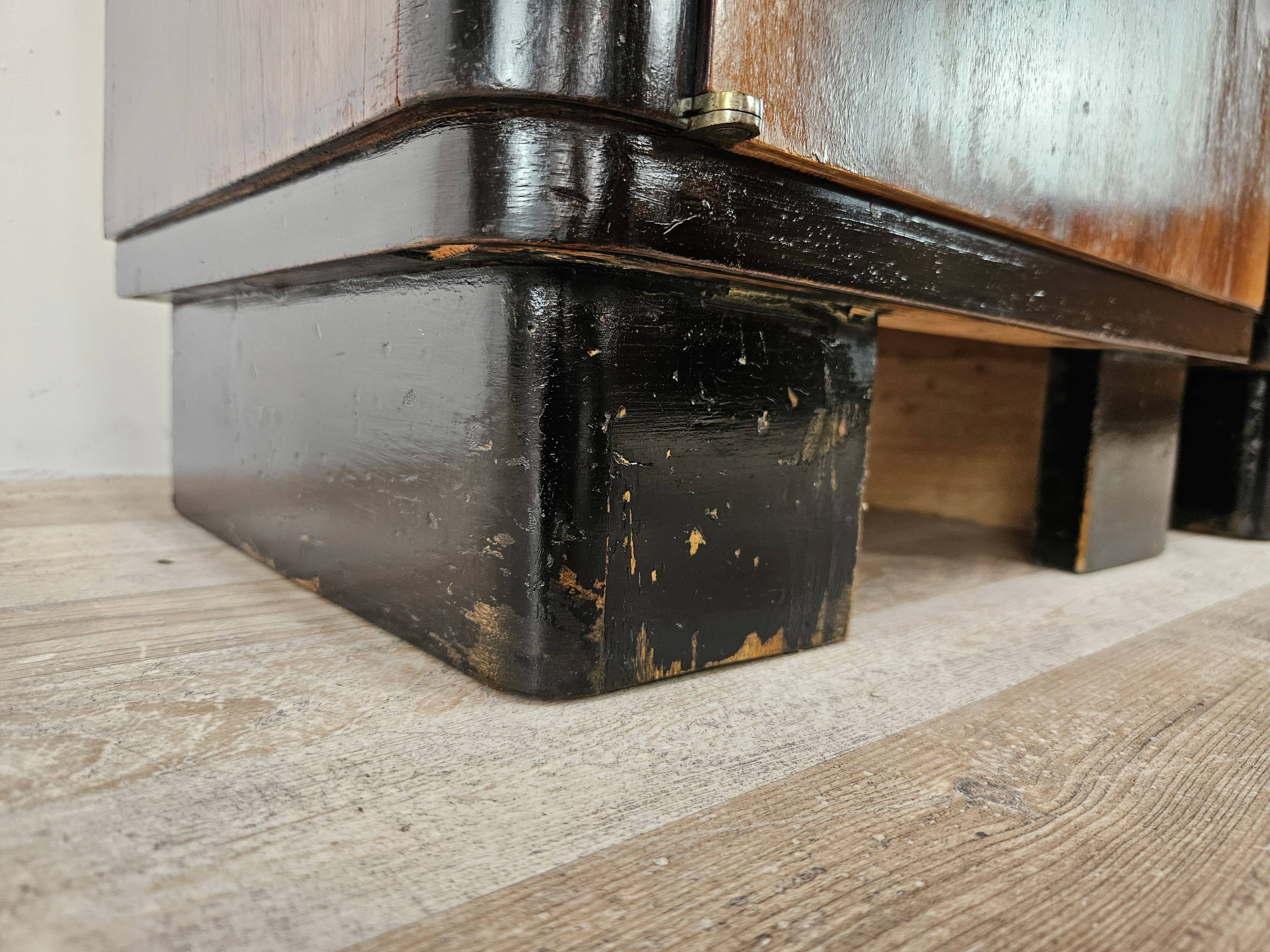 Art Decò bedside tables in walnut burl with pink glass top