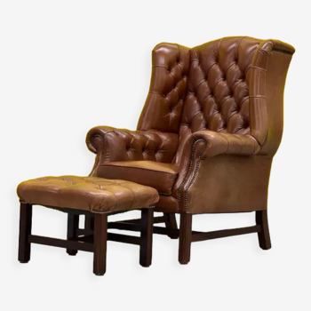 Chaise d’aile chesterfield en cuir marron avec pouf