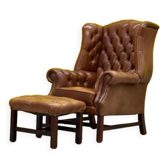 Chaise d’aile chesterfield en cuir marron avec pouf
