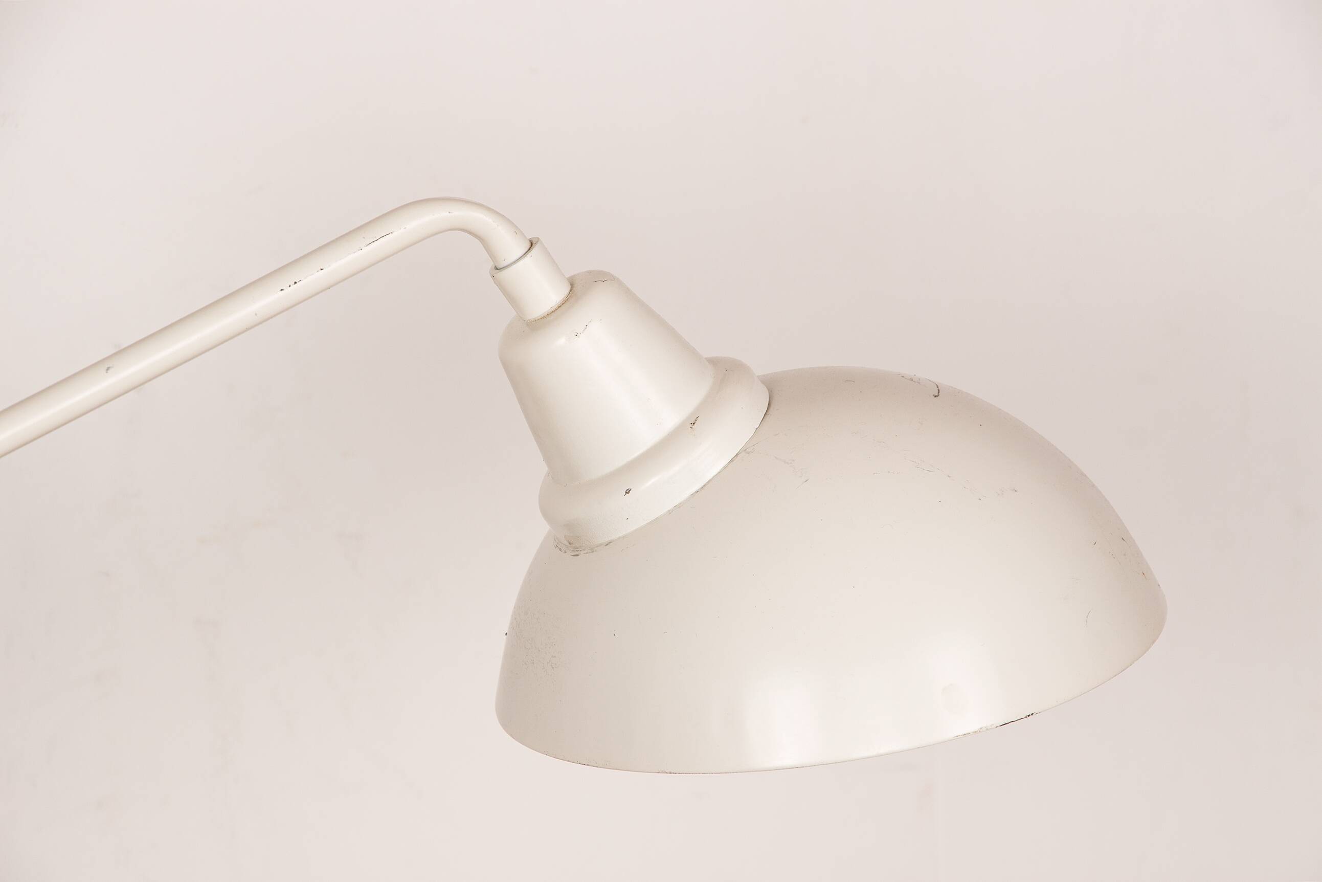 Tilting desk lamp in white metal 1960.
