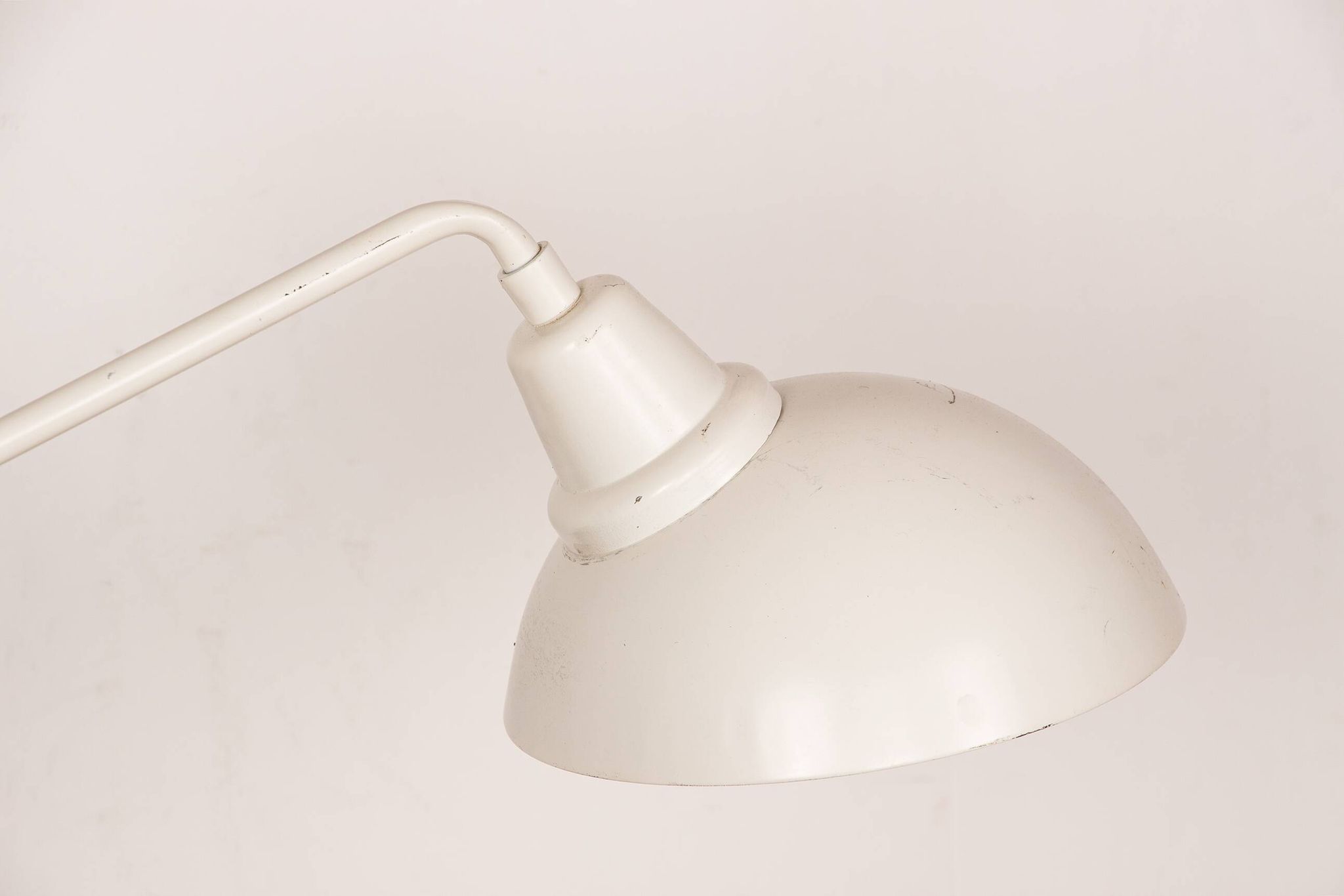 Lampe de bureau inclinable en métal blanc 1960.