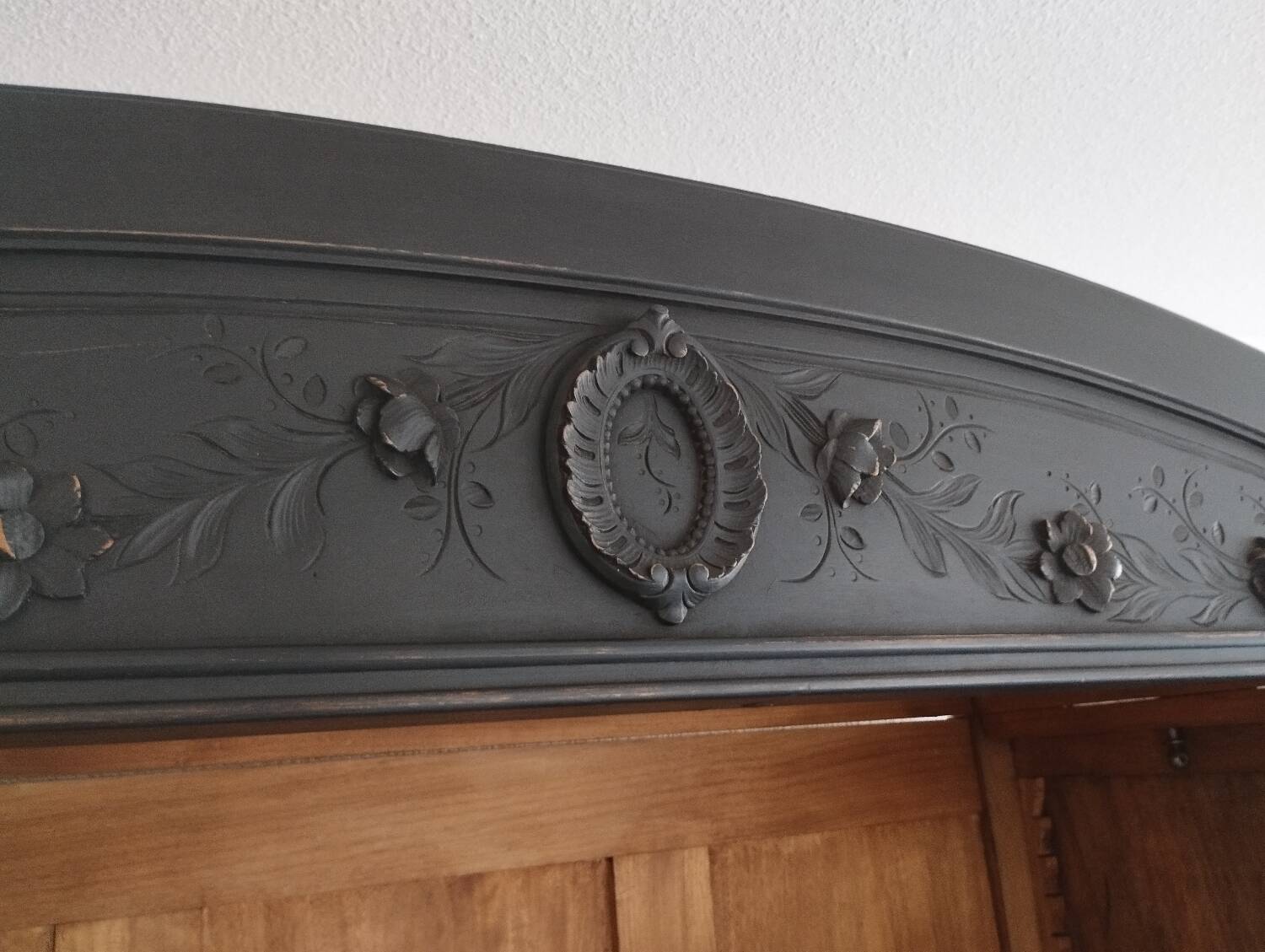 Old library black patina chalk paint