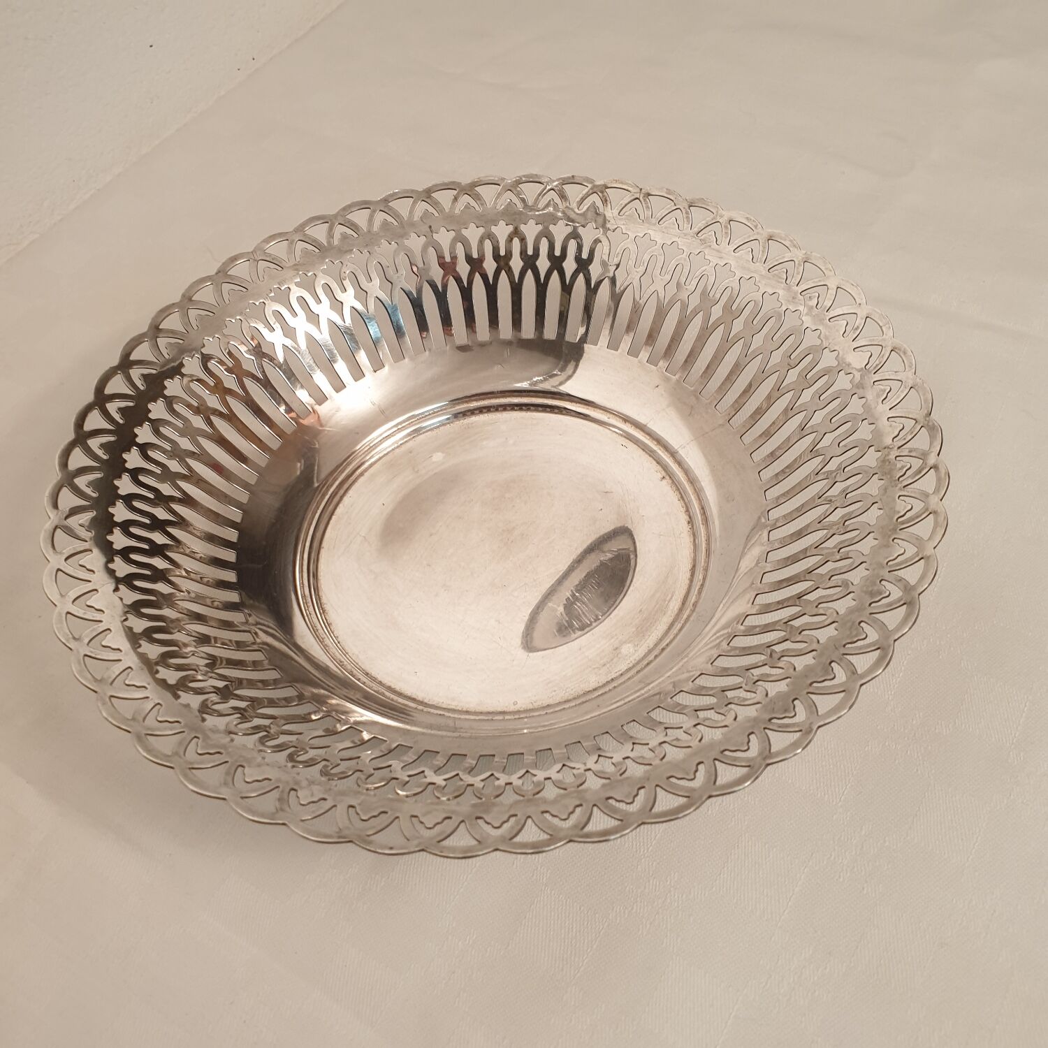 Openwork silver metal breadbasket