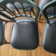 Suite de 6 chaises bistrot vert anglais et assise skaï noir