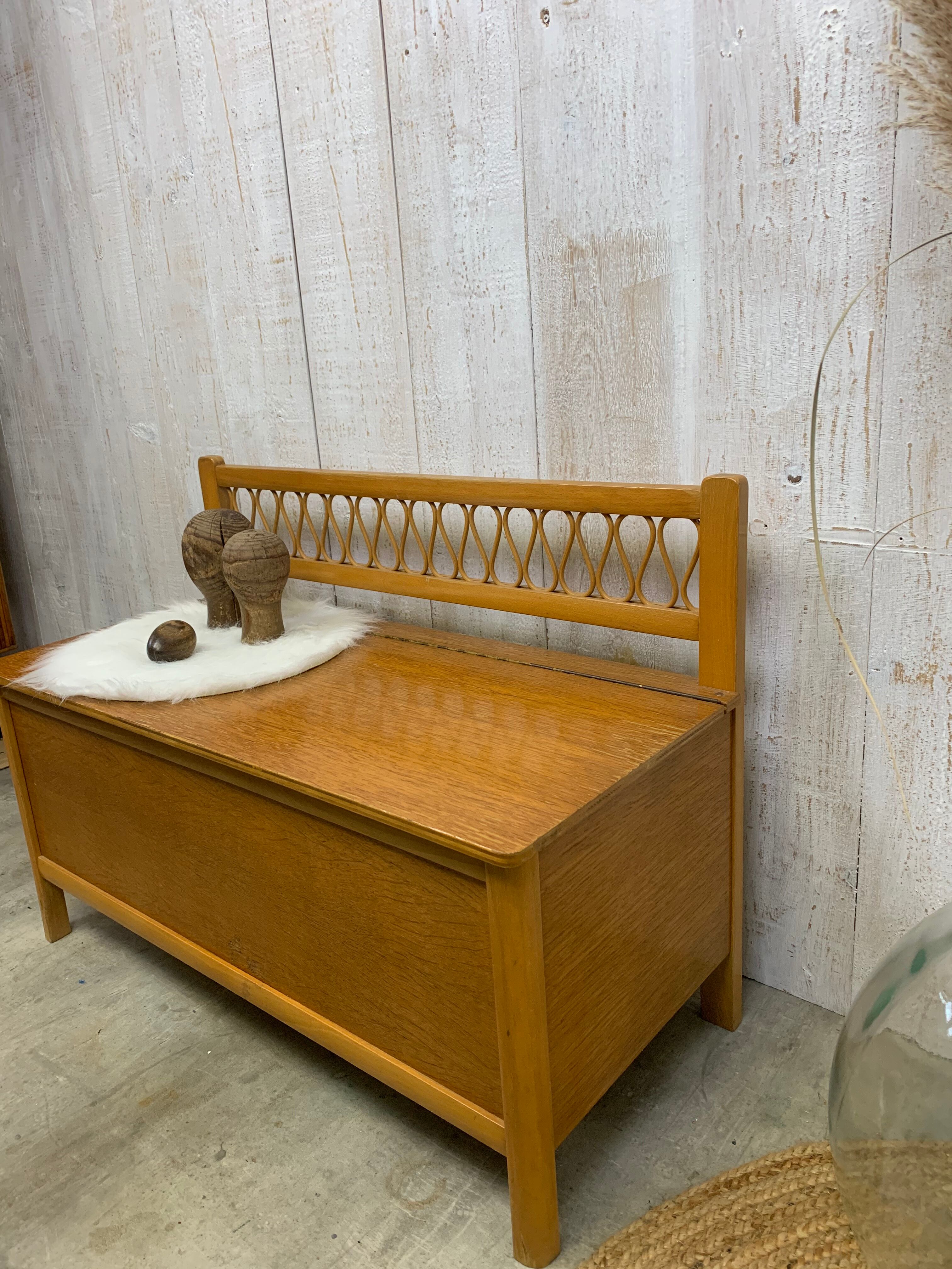 Wooden and wicker box/bench