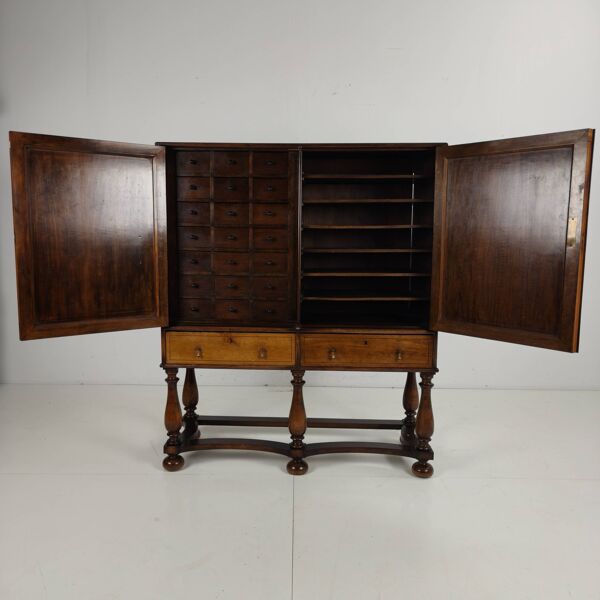 Cabinet de poste en chêne d'un presbytère belge, vers 1900-1920