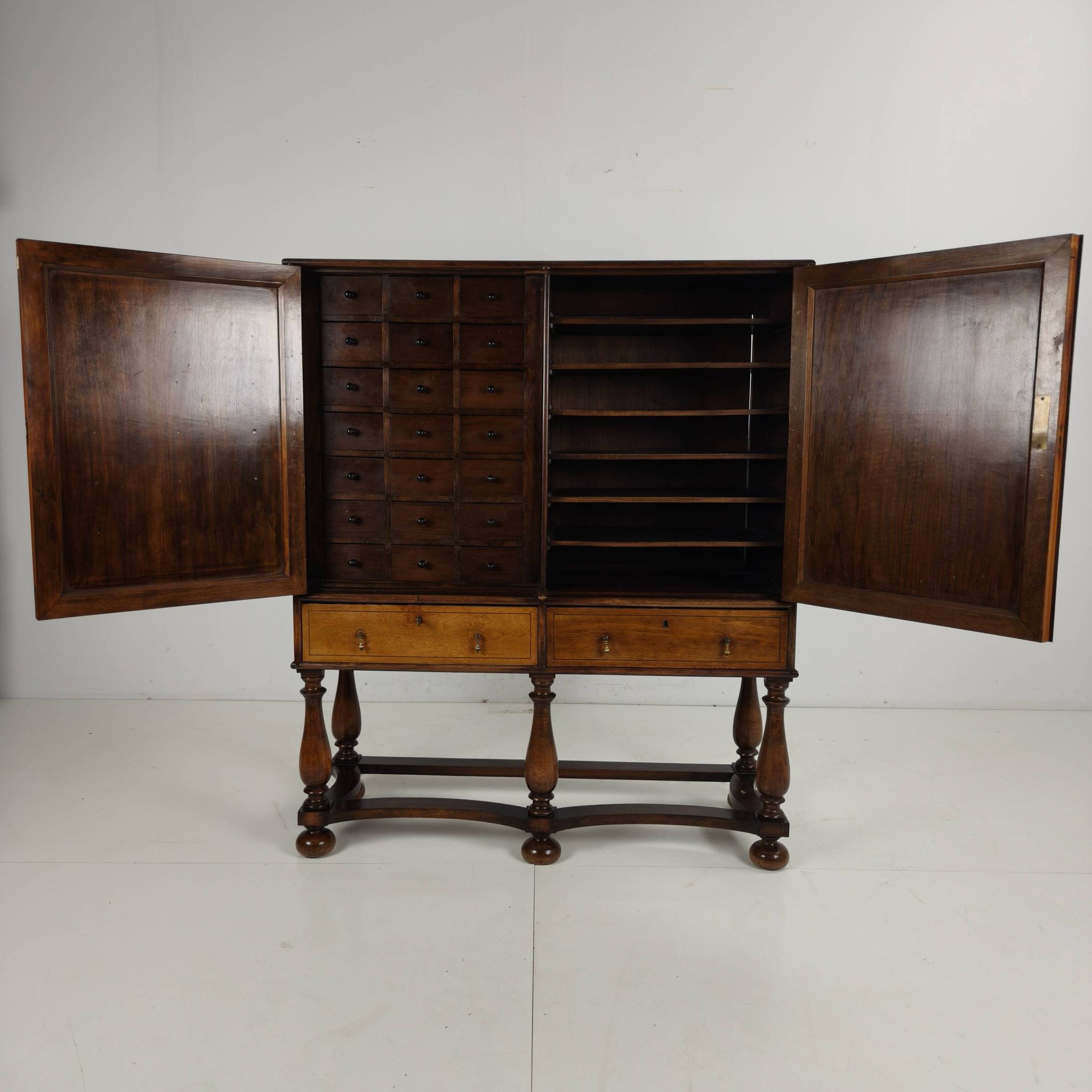 Cabinet de poste en chêne d'un presbytère belge, vers 1900-1920