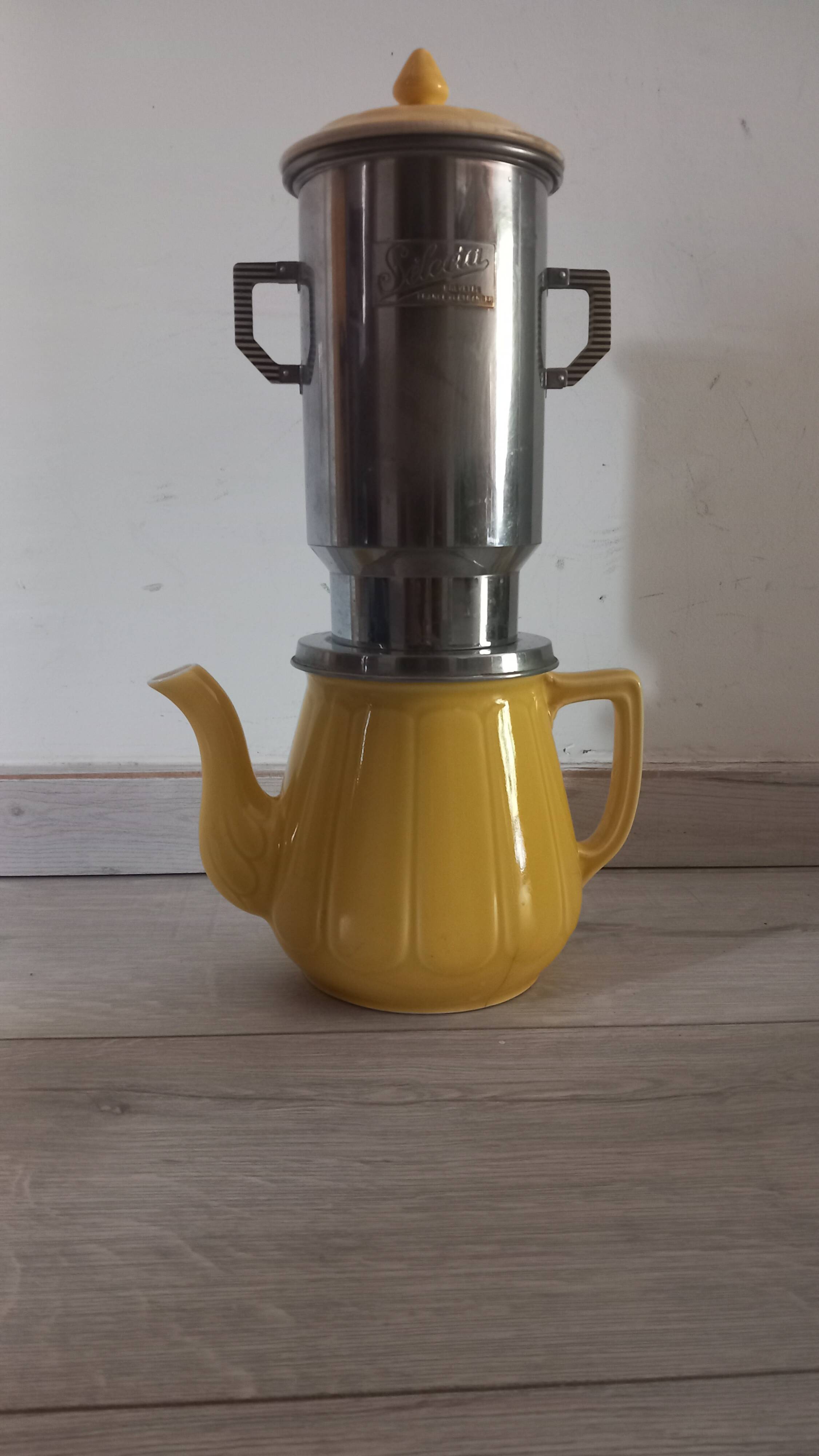 Yellow 1950s coffee pot porcelain and Bakelite selecta