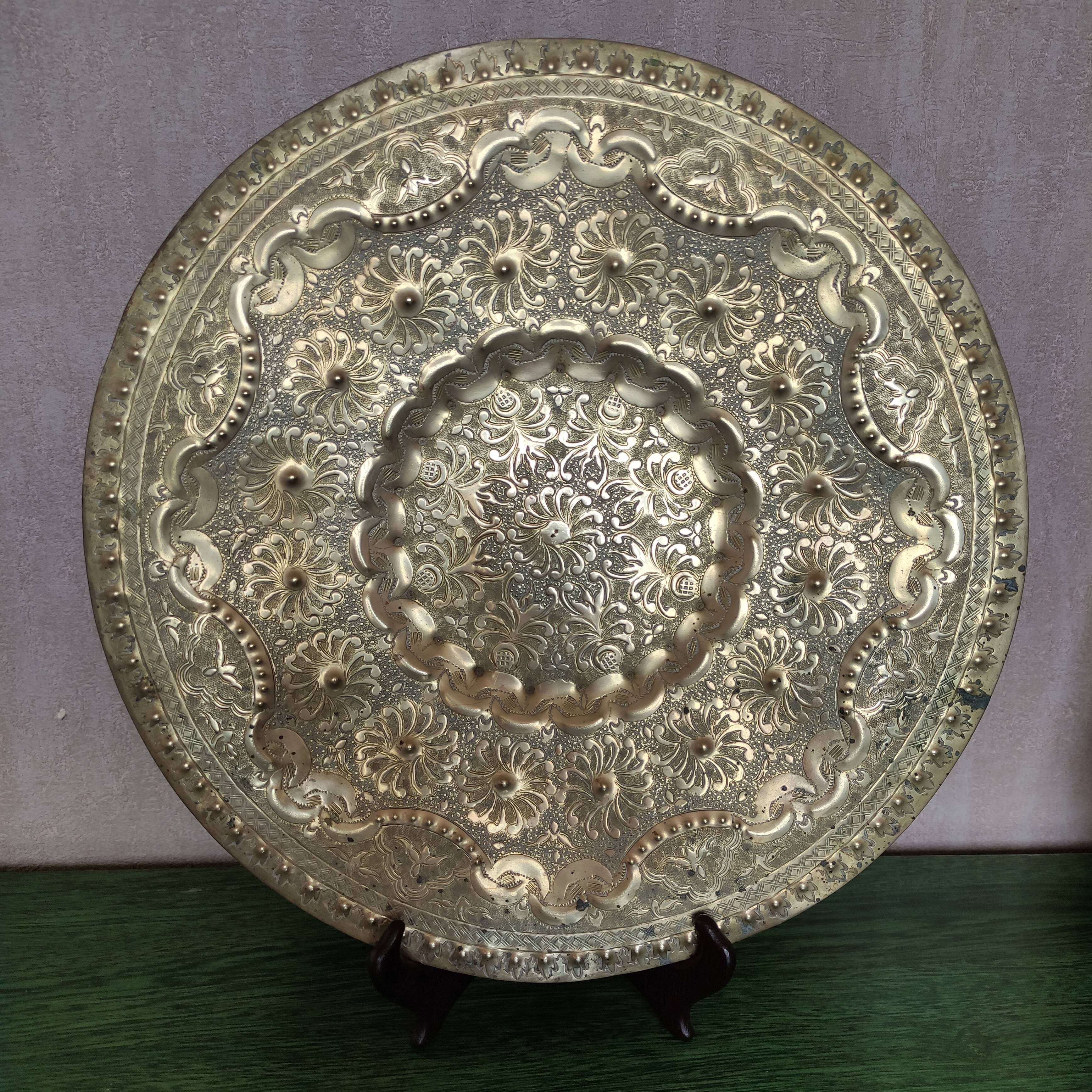 Plateau indien en laiton repoussé et gravé ancien