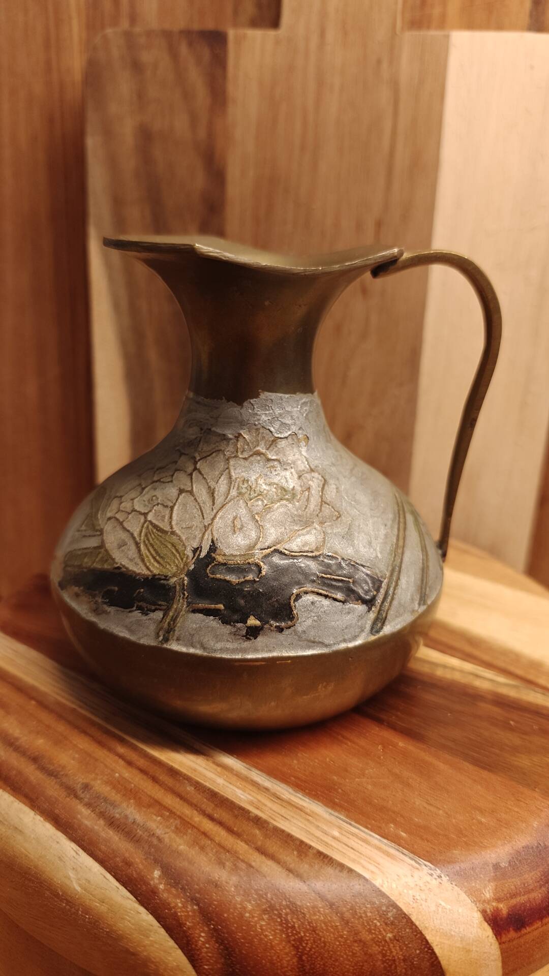 I am selling this very pretty jug/decorative vase in an artisanal style.