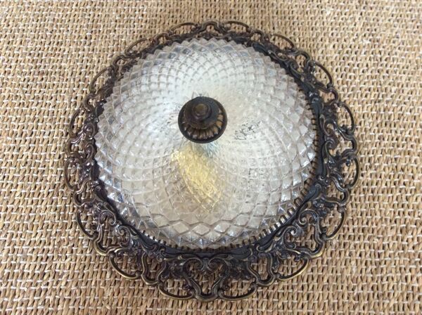 Plafonnier en verre moulé et métal