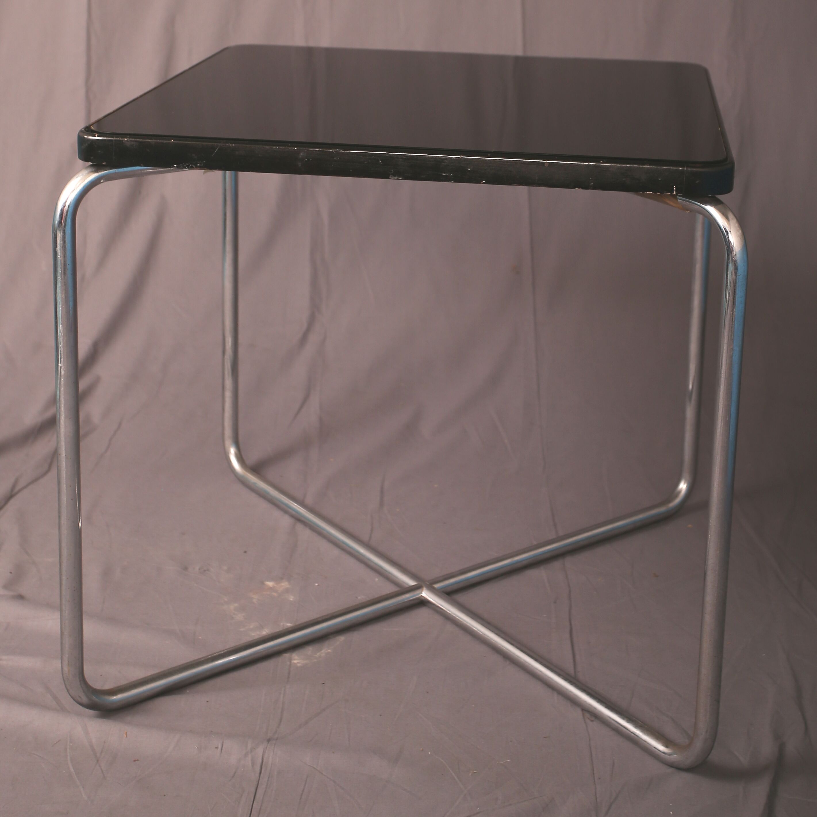 Table d'appoint moderniste dans le style Bauhaus