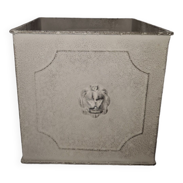 Square planter with patinated iron lion heads