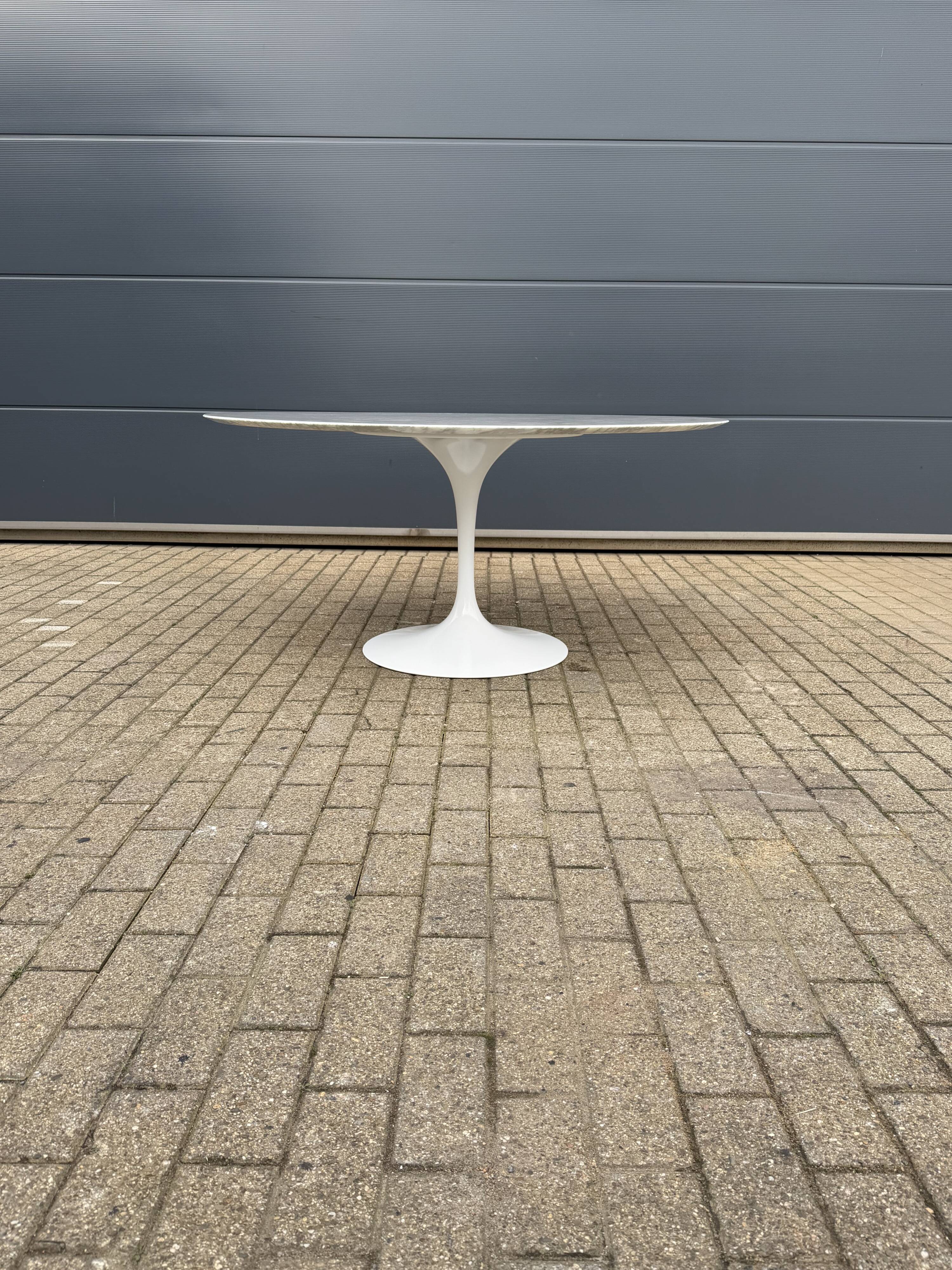 Original round dining table Knoll Tulip (152cm) Carrara