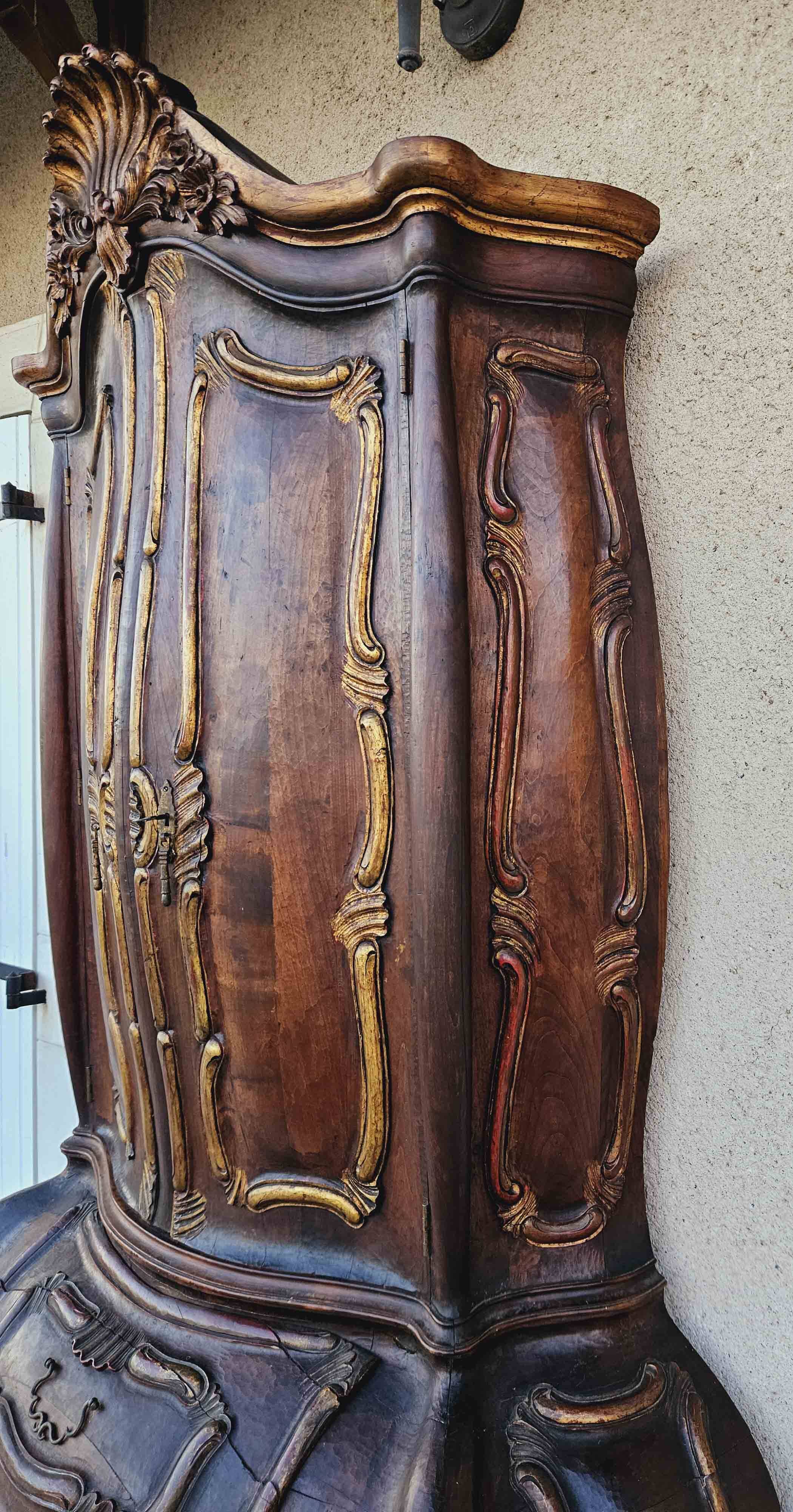 Rounded buffet in venetian baroque style