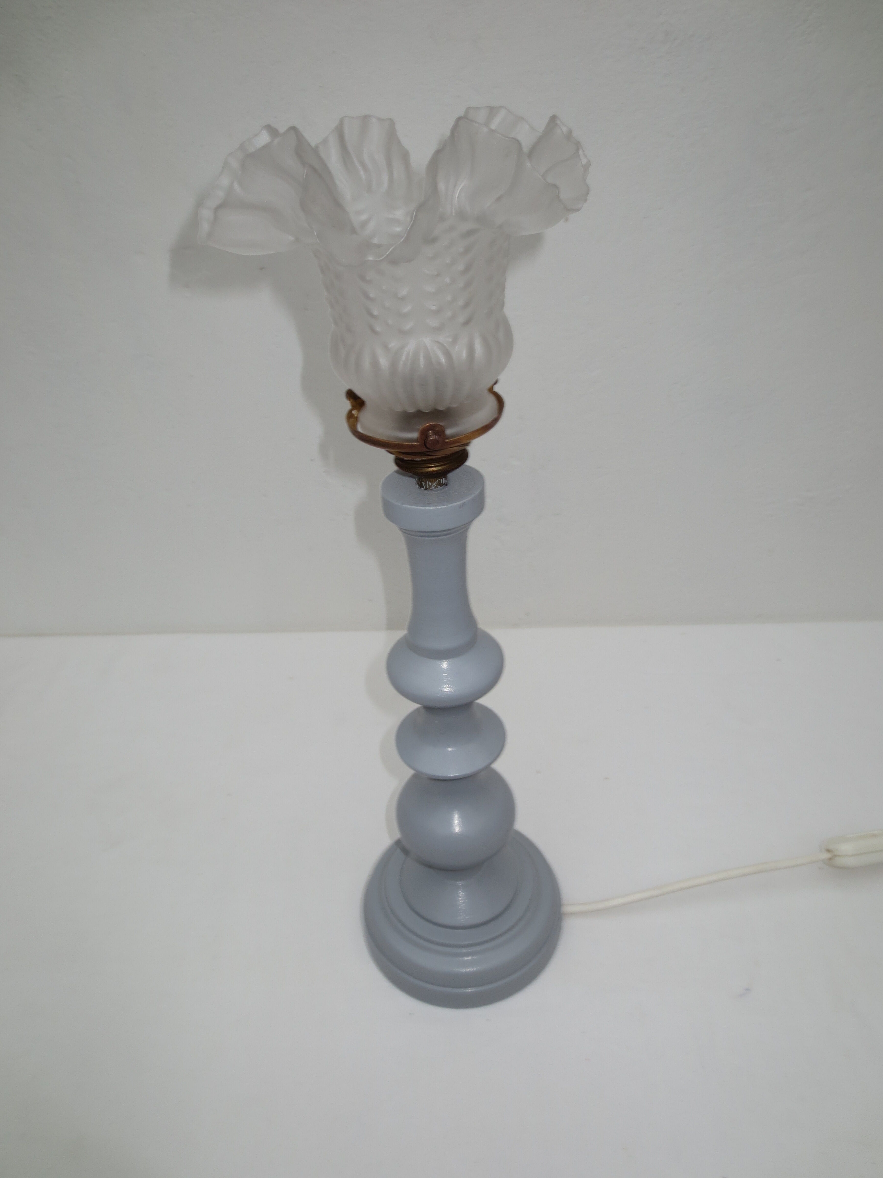 Ancienne lampe de table, pied en bois tourné gris galet et tulipe en verre